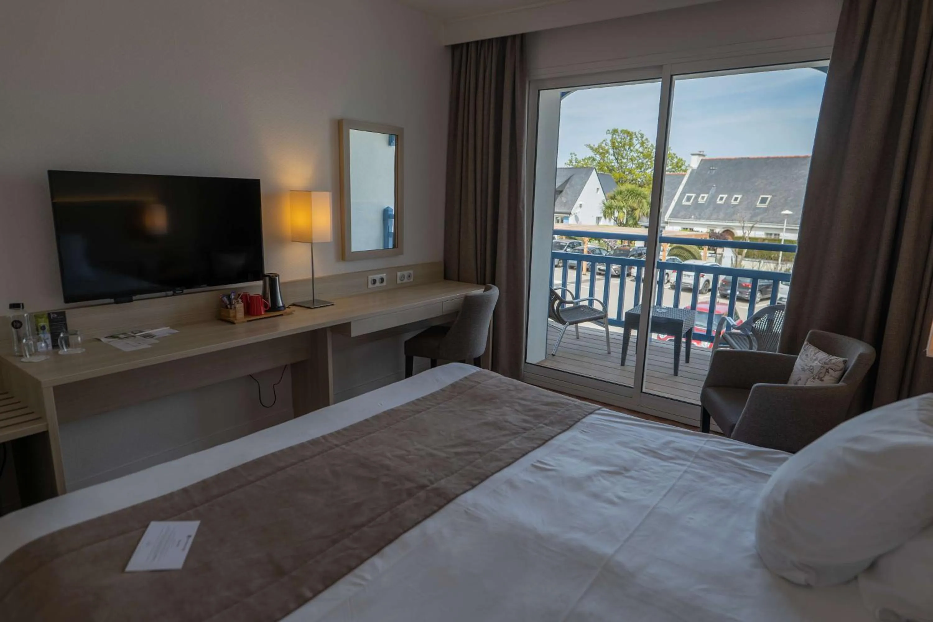 Photo of the whole room, Bed in Best Western Plus Le Roof Vannes Bord de Mer