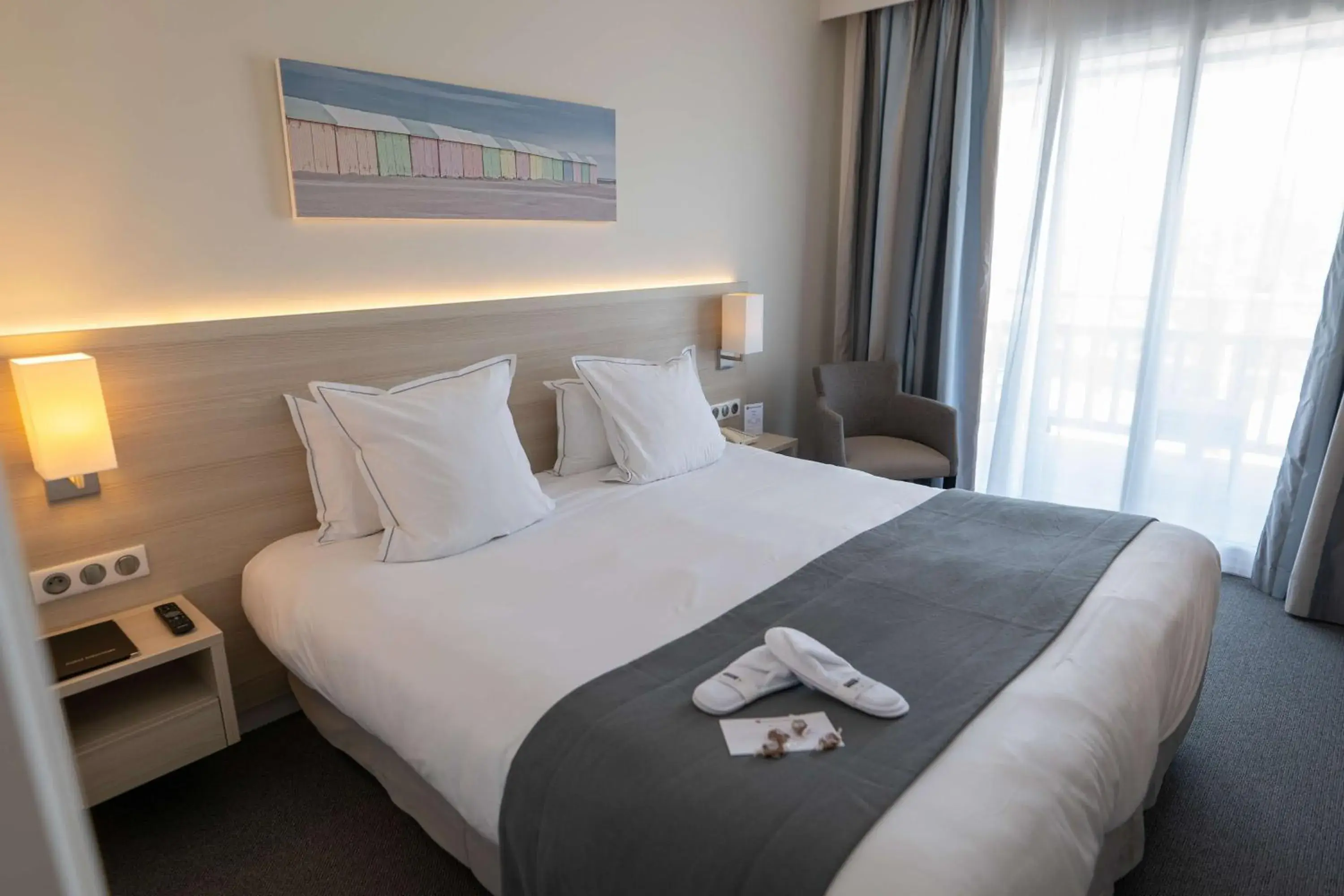 Photo of the whole room, Bed in Best Western Plus Le Roof Vannes Bord de Mer Photo of the whole room, Bed in Best Western Plus Le Roof Vannes Bord de Mer