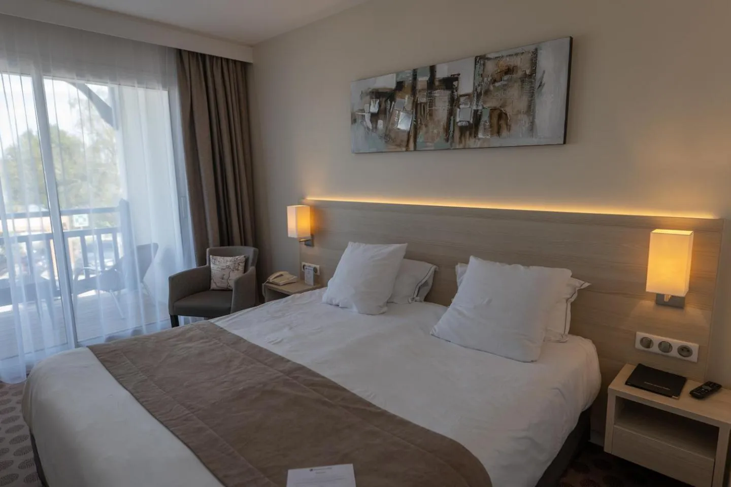 Bedroom, Bed in Best Western Plus Le Roof Vannes Bord de Mer