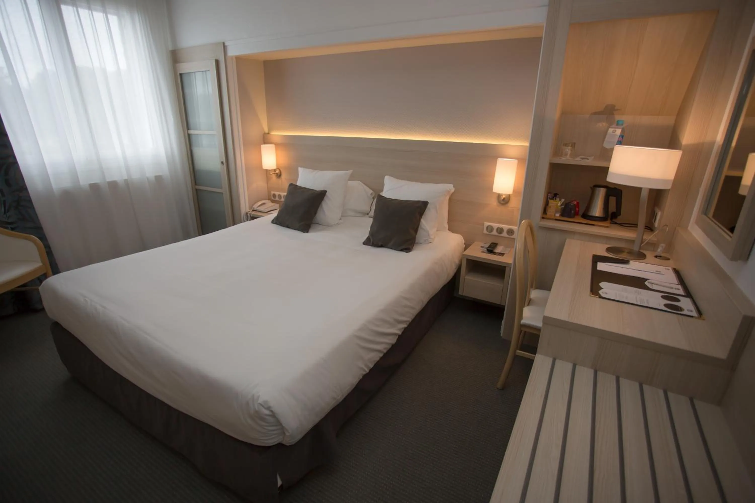 Bedroom, Bed in Best Western Plus Le Roof Vannes Bord de Mer