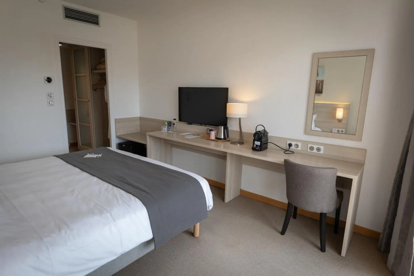 Bedroom, Bed in Best Western Plus Le Roof Vannes Bord de Mer