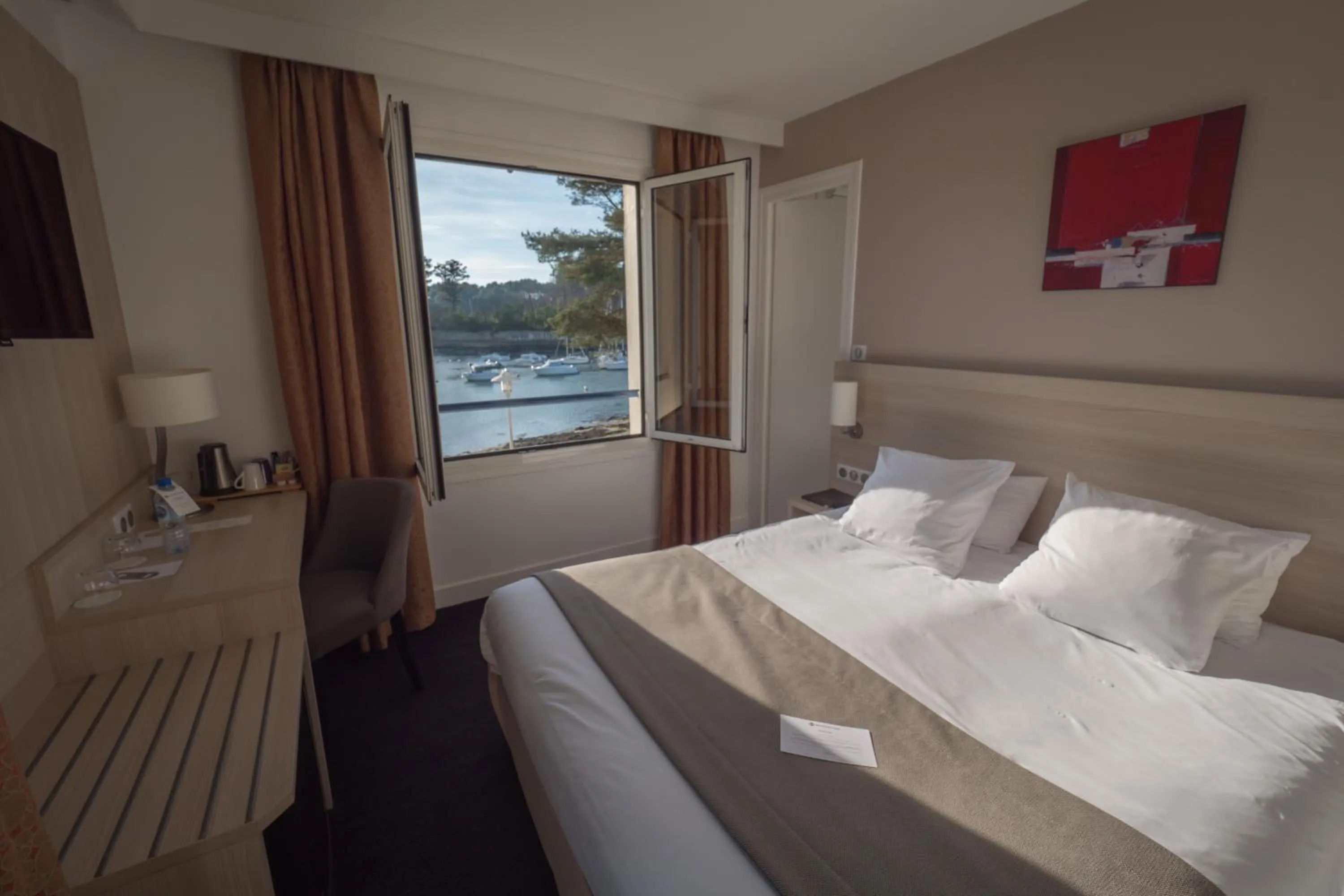 Bedroom, Bed in Best Western Plus Le Roof Vannes Bord de Mer