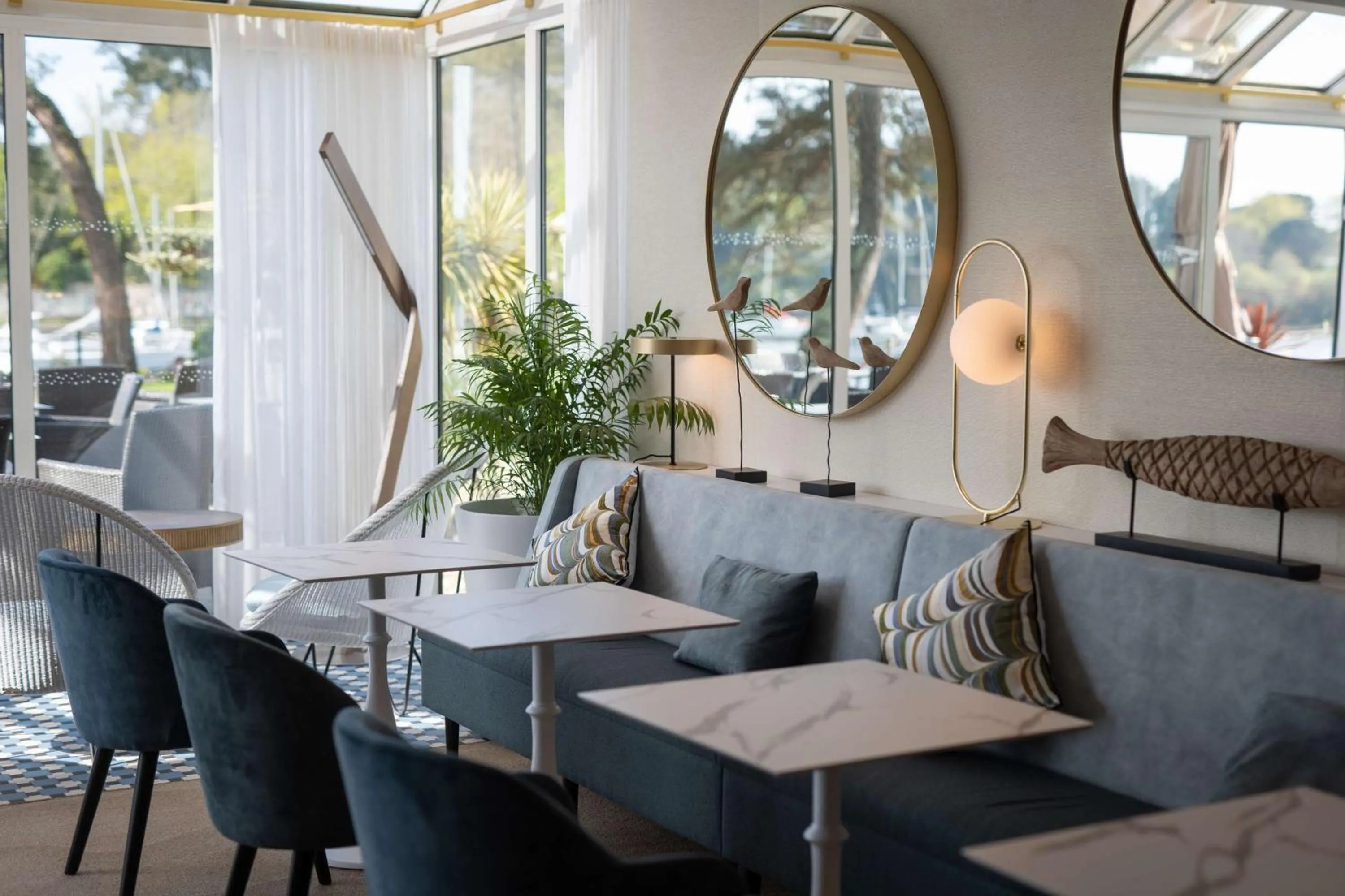 Lounge or bar in Best Western Plus Le Roof Vannes Bord de Mer