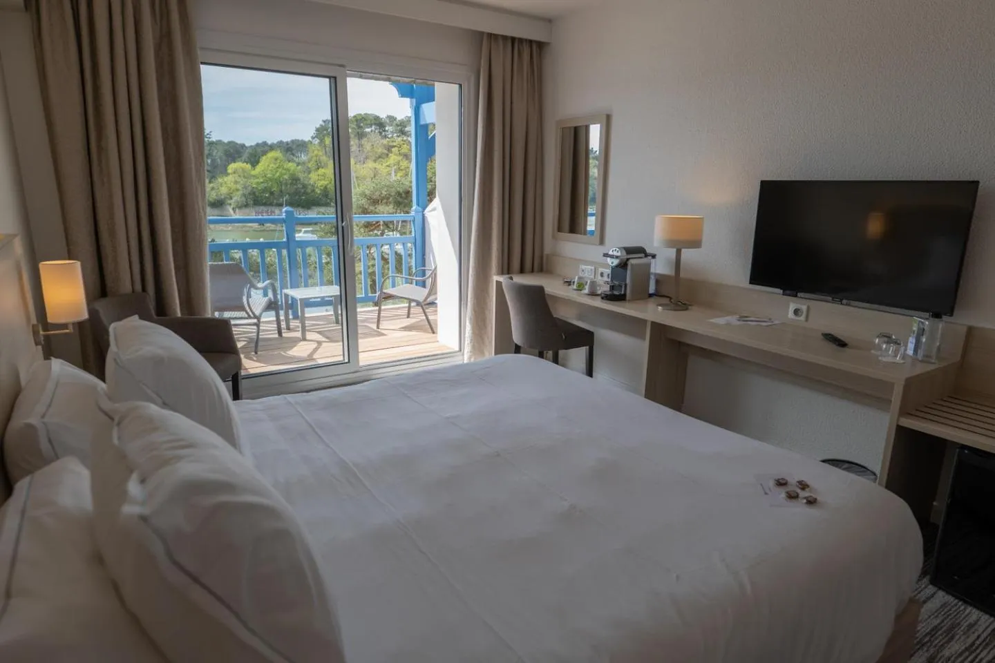 Photo of the whole room, Bed in Best Western Plus Le Roof Vannes Bord de Mer