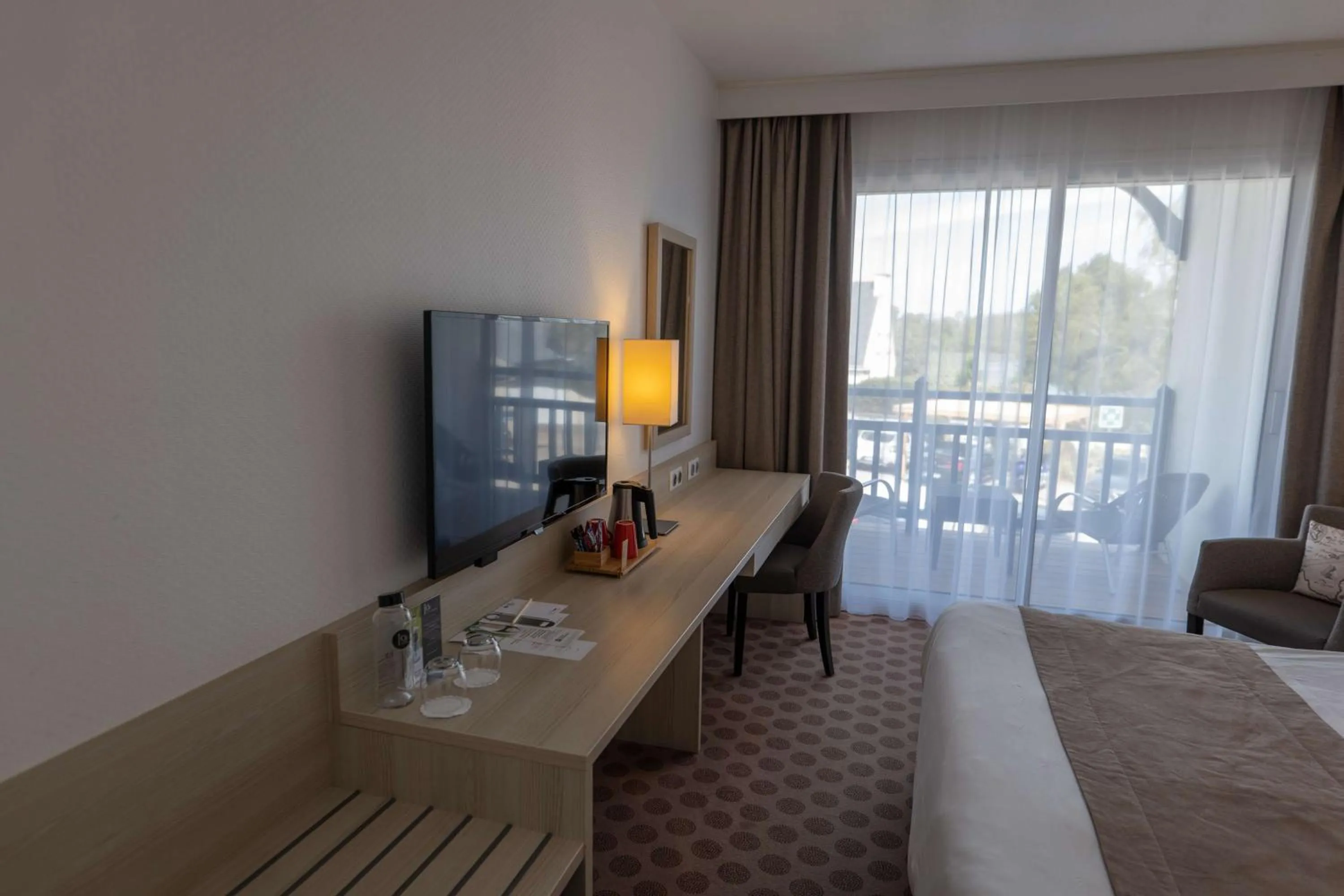 Photo of the whole room, Bed in Best Western Plus Le Roof Vannes Bord de Mer