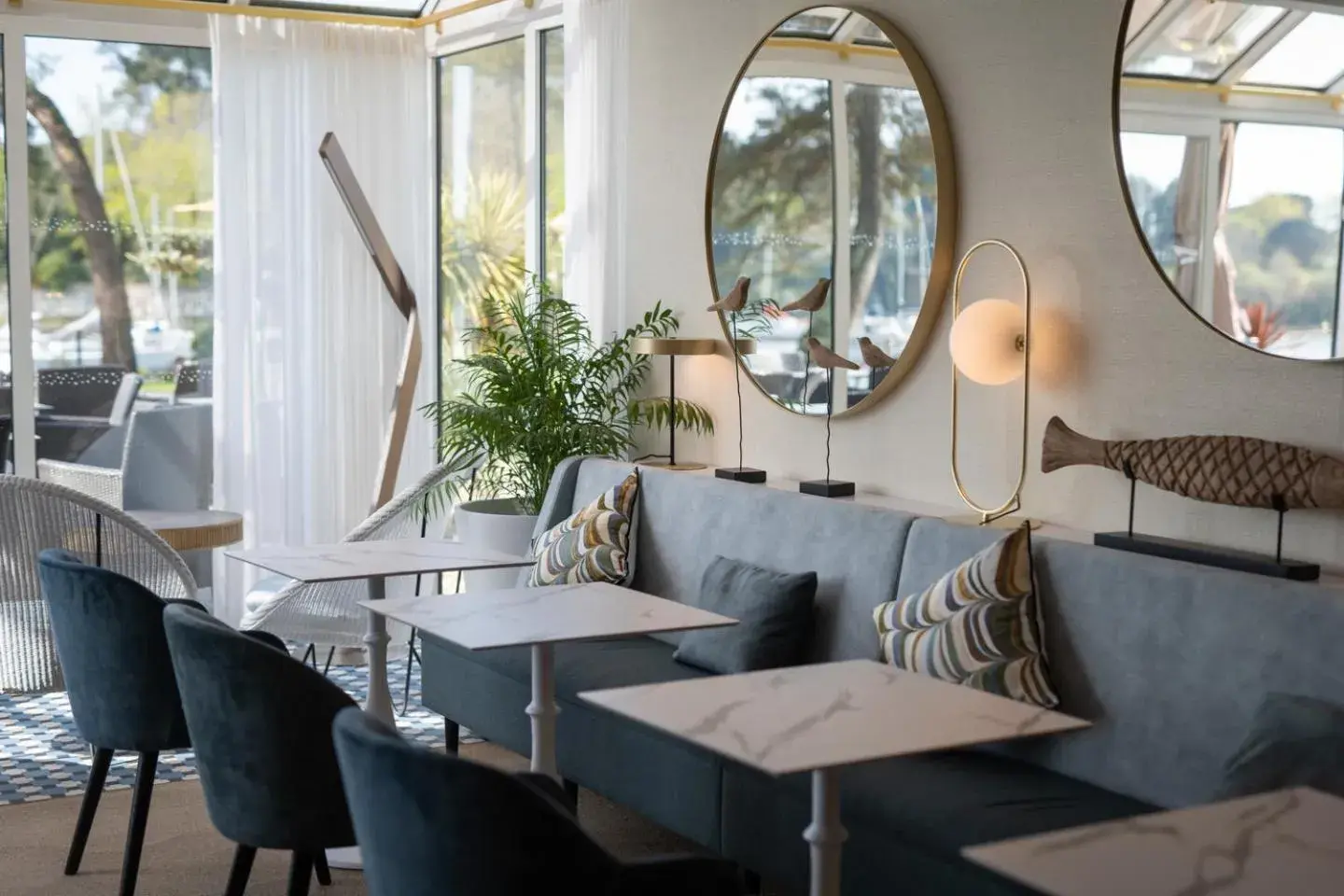 Lounge or bar in Best Western Plus Le Roof Vannes Bord de Mer Lounge or bar in Best Western Plus Le Roof Vannes Bord de Mer