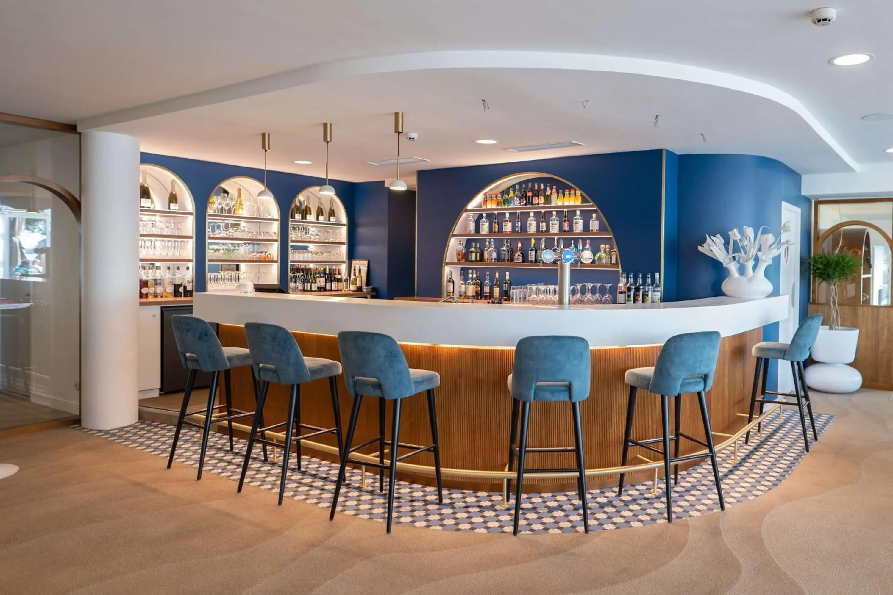 Lounge or bar in Best Western Plus Le Roof Vannes Bord de Mer Lounge or bar in Best Western Plus Le Roof Vannes Bord de Mer