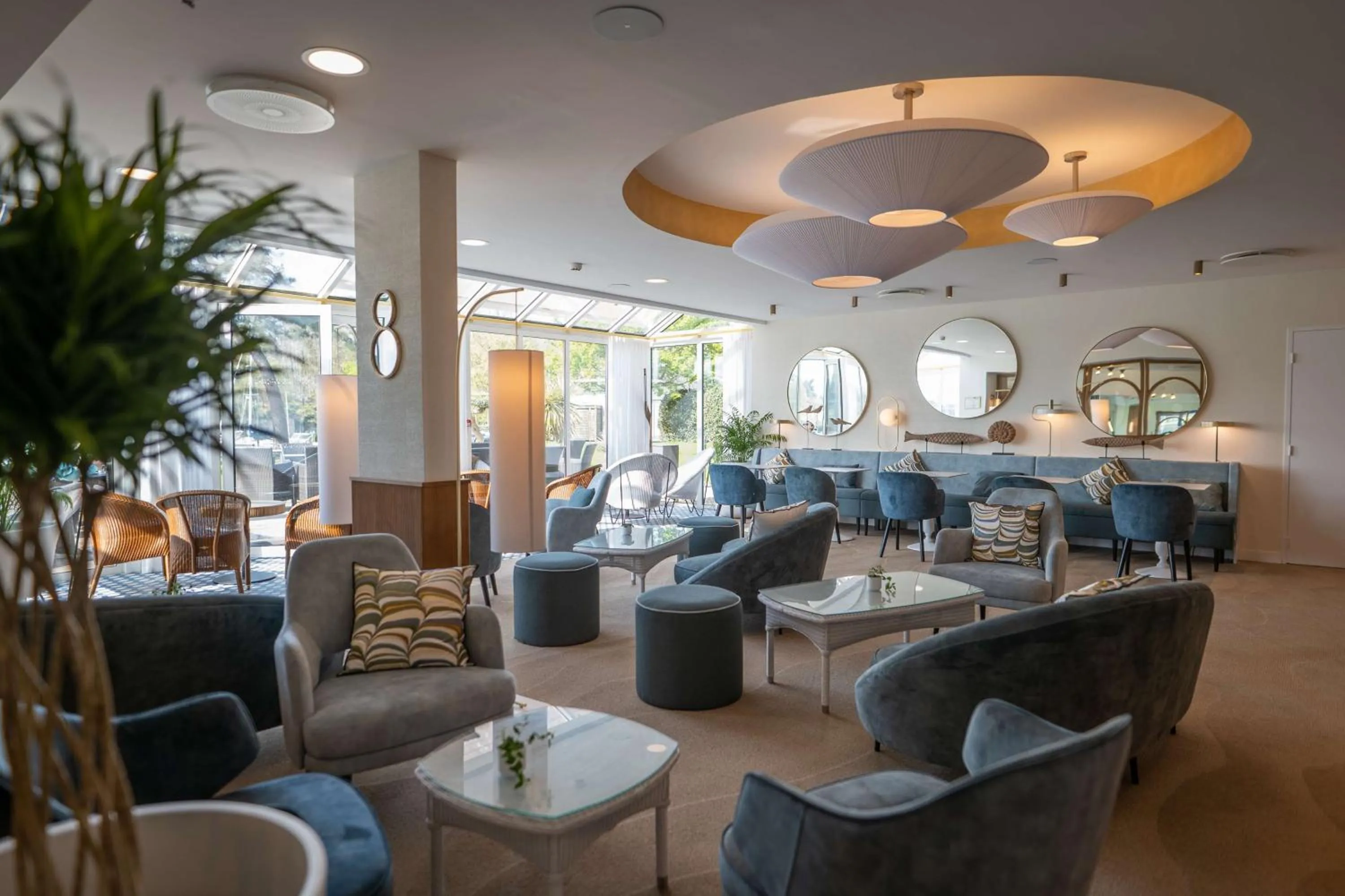 Lounge or bar in Best Western Plus Le Roof Vannes Bord de Mer