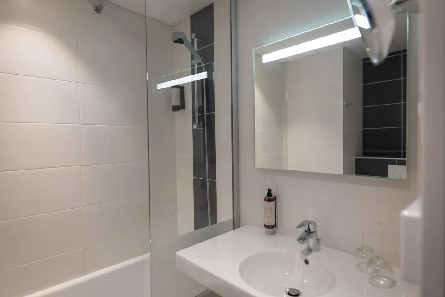 Bathroom in Best Western Plus Le Roof Vannes Bord de Mer