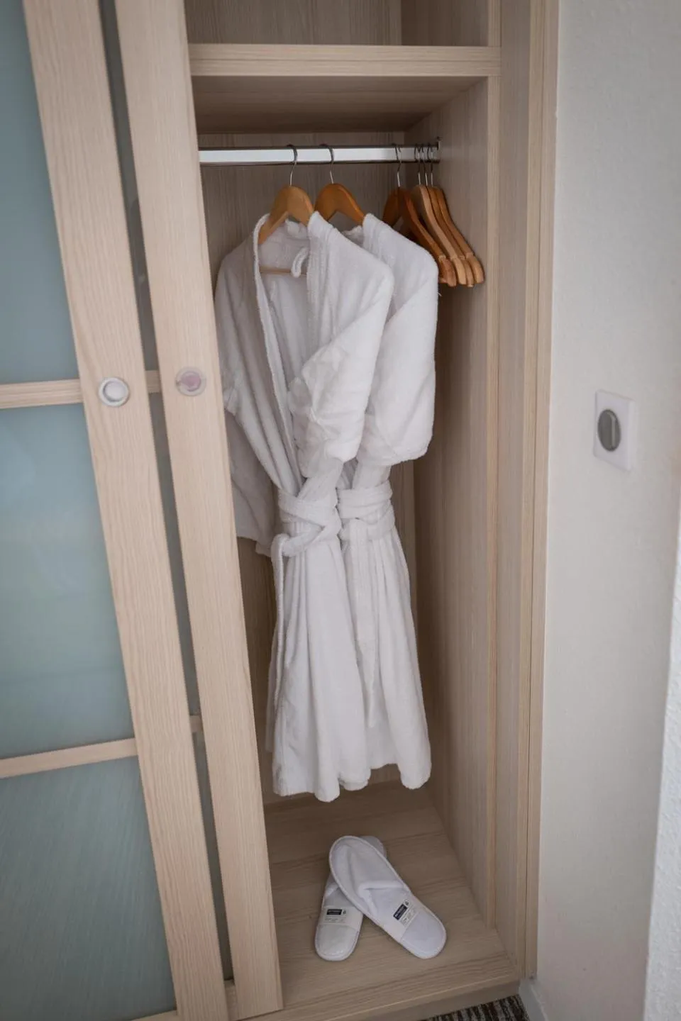 Bedroom in Best Western Plus Le Roof Vannes Bord de Mer