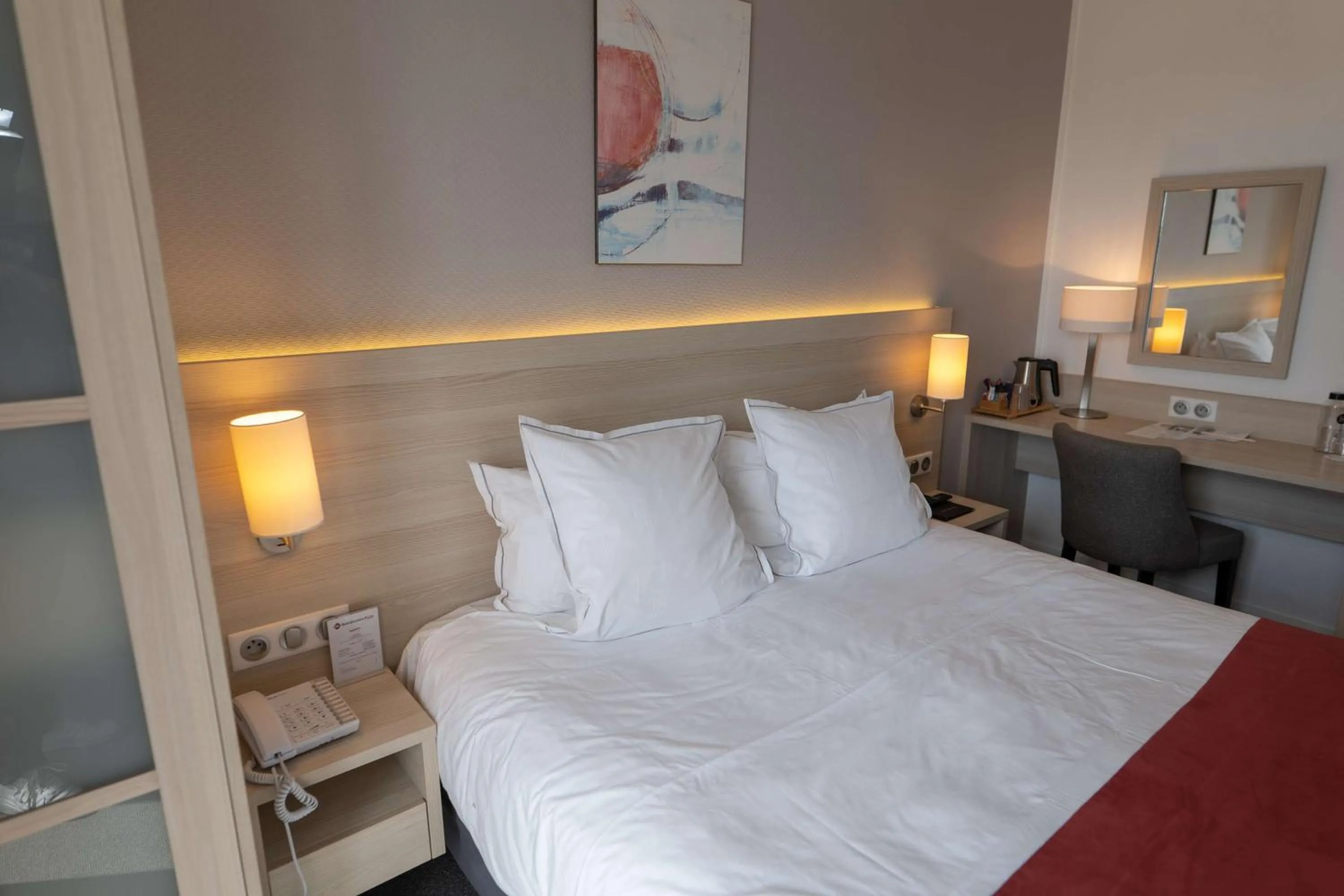 Photo of the whole room, Bed in Best Western Plus Le Roof Vannes Bord de Mer