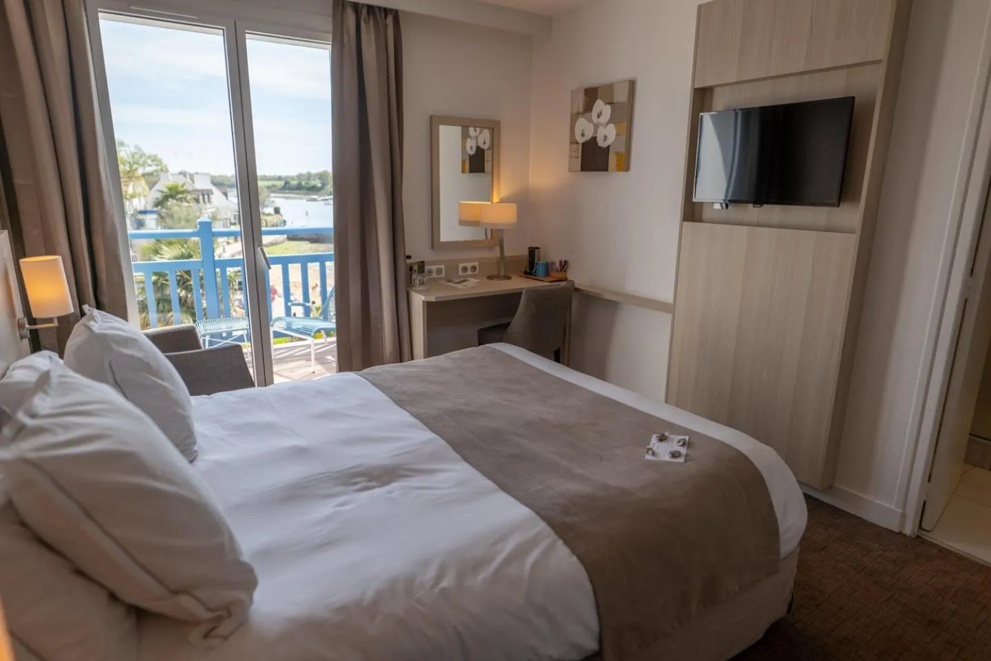 Bedroom, Bed in Best Western Plus Le Roof Vannes Bord de Mer