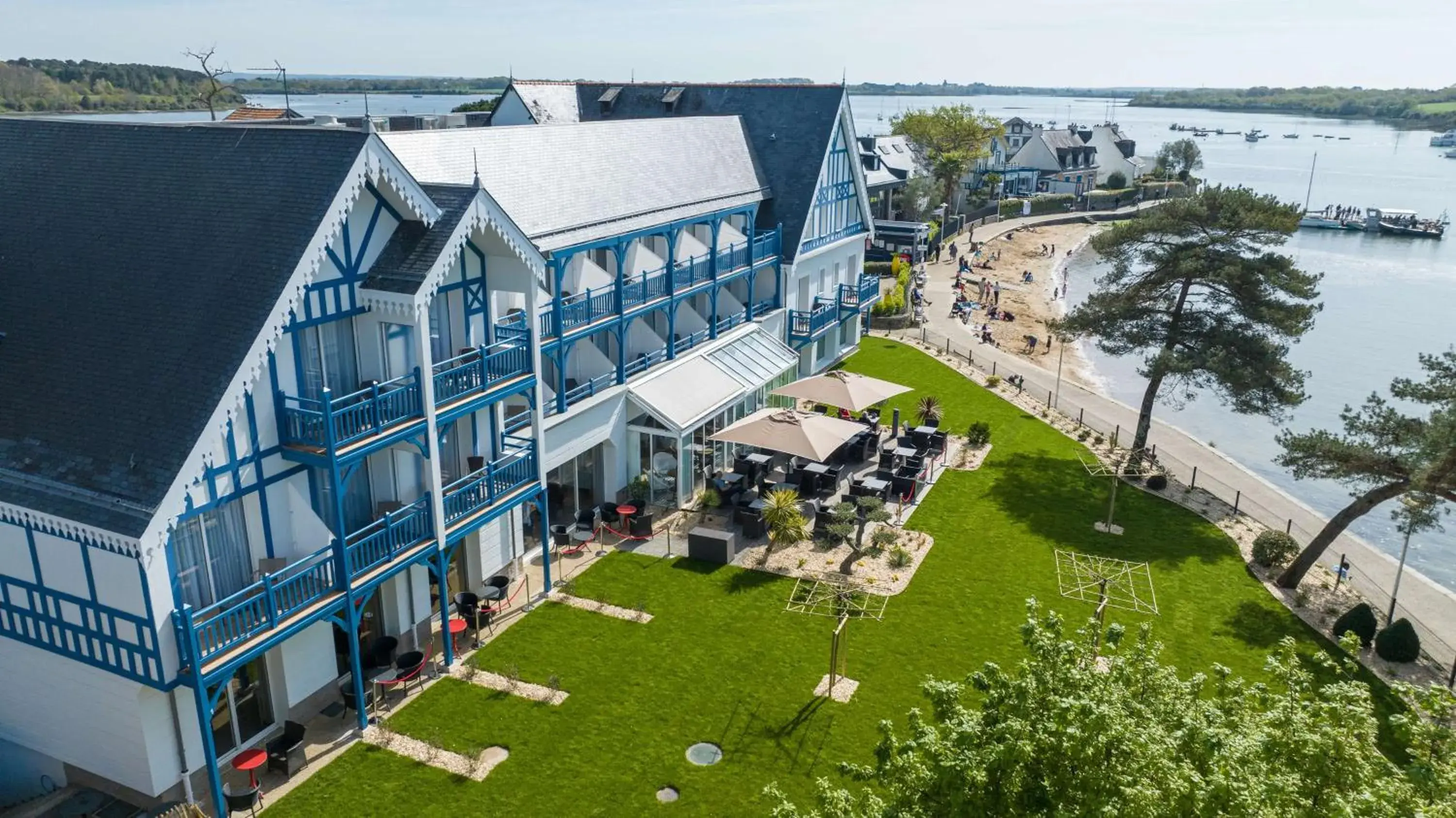 Property building in Best Western Plus Le Roof Vannes Bord de Mer Property building in Best Western Plus Le Roof Vannes Bord de Mer