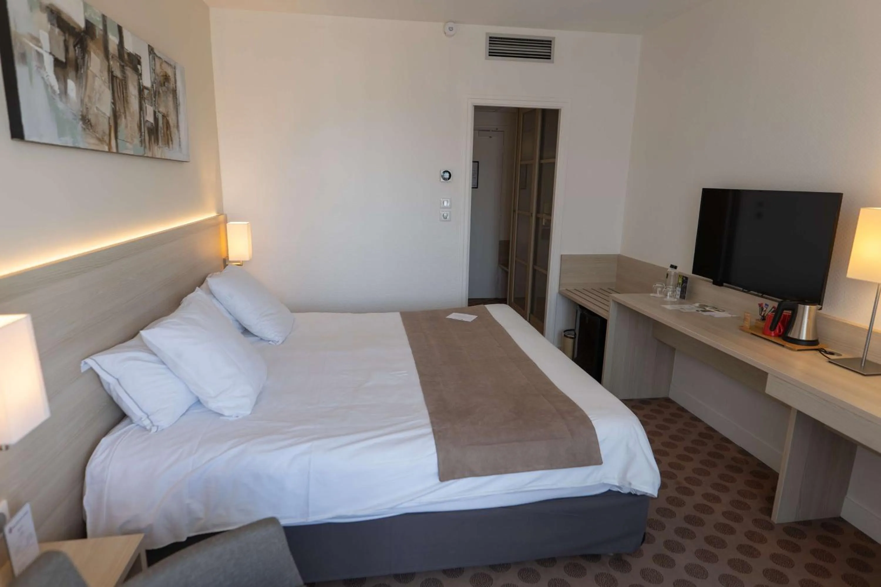 Photo of the whole room, Bed in Best Western Plus Le Roof Vannes Bord de Mer
