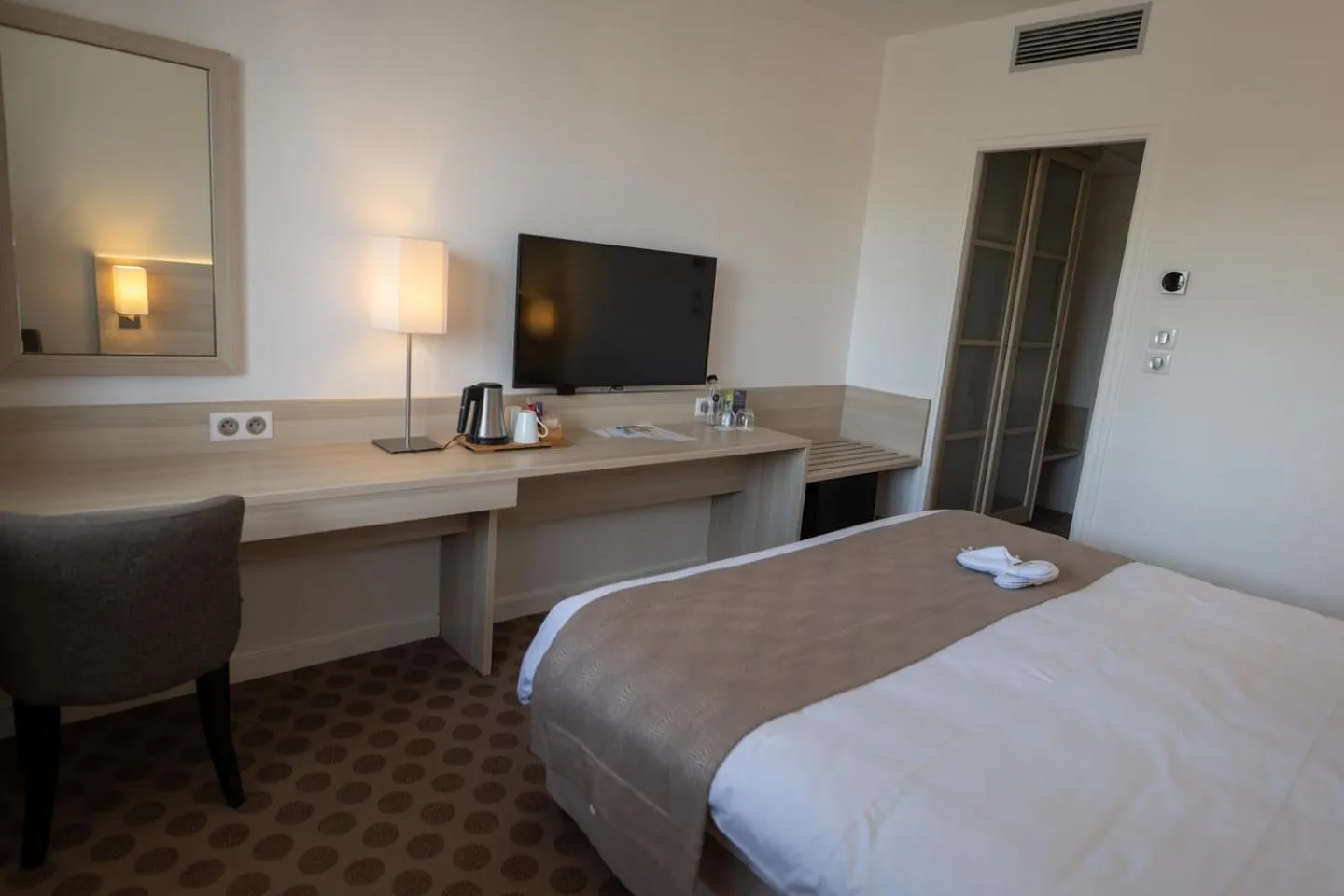 Bedroom, Bed in Best Western Plus Le Roof Vannes Bord de Mer