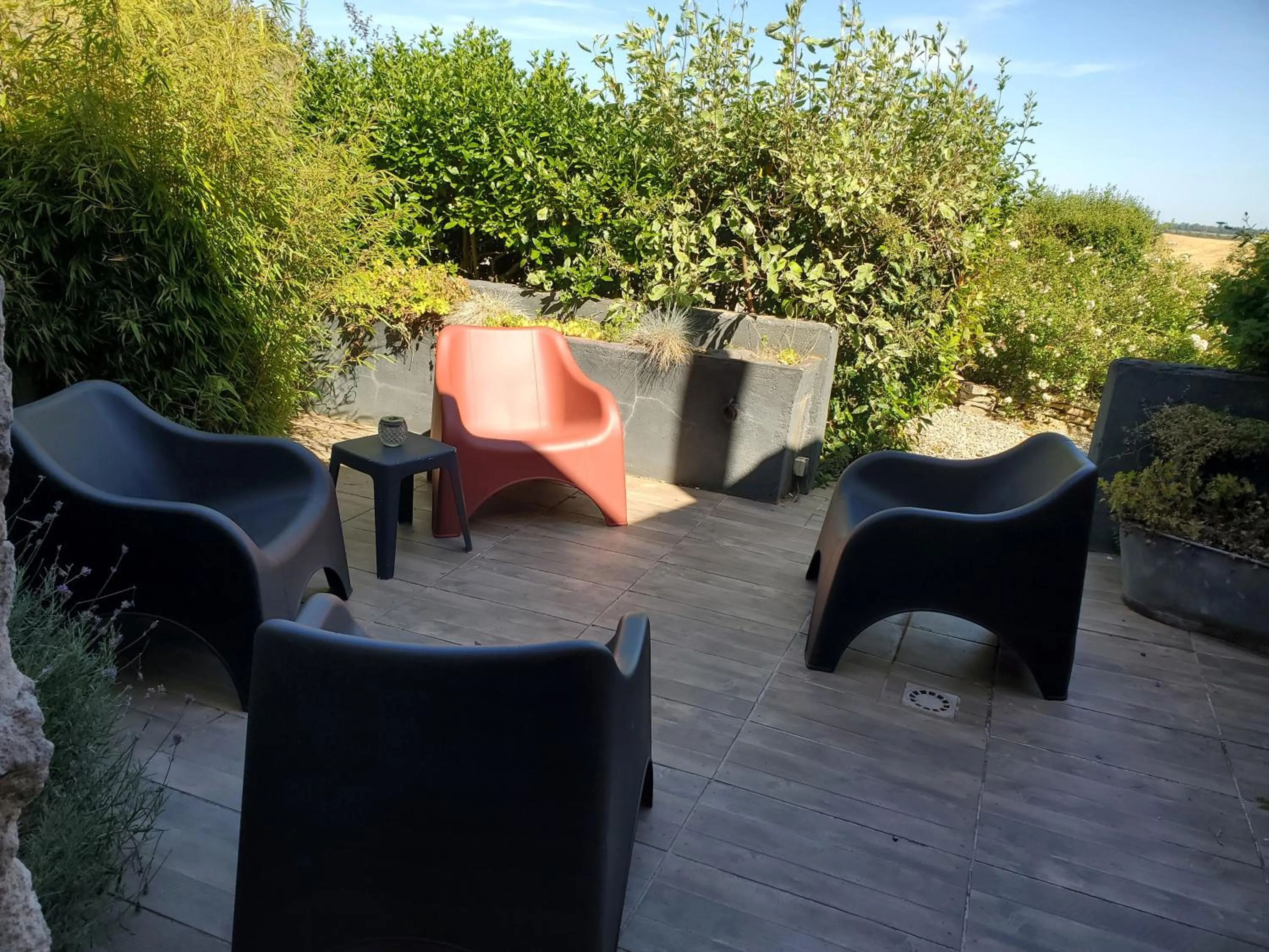 Patio in la grange aux hirondelles