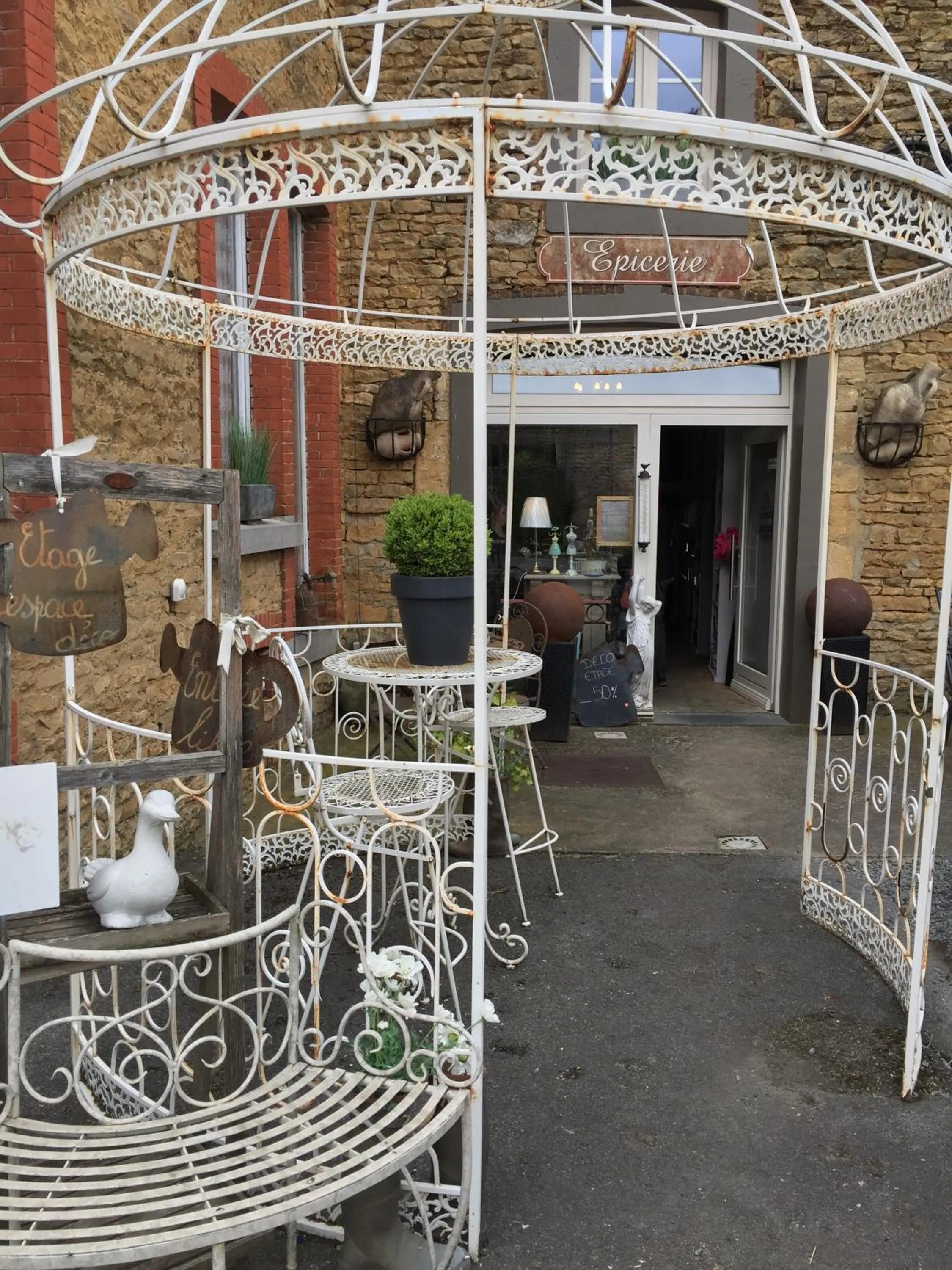 Property building in Le Relais de Chassepierre