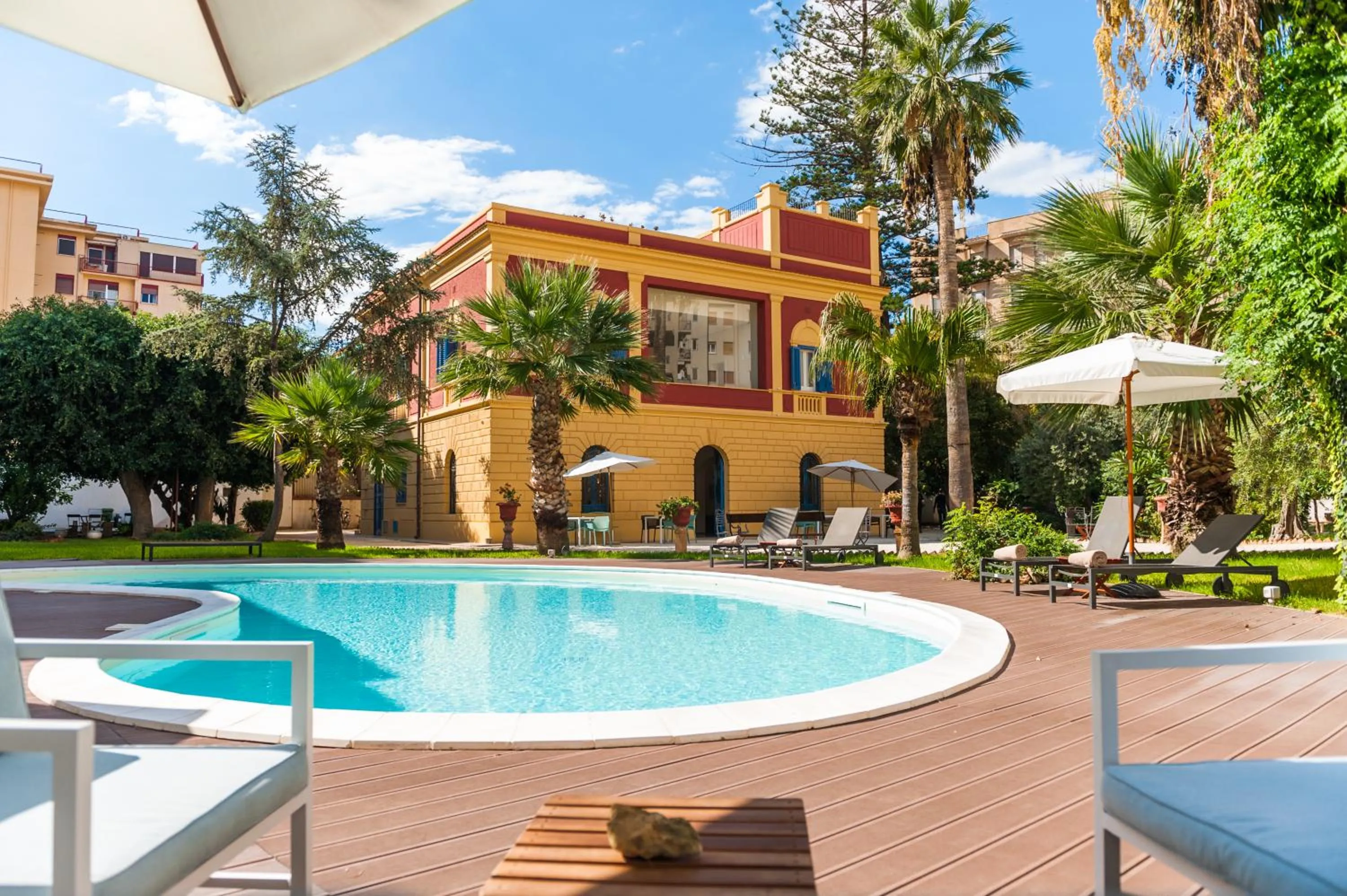 Property building in Giardini Mon Plaisir