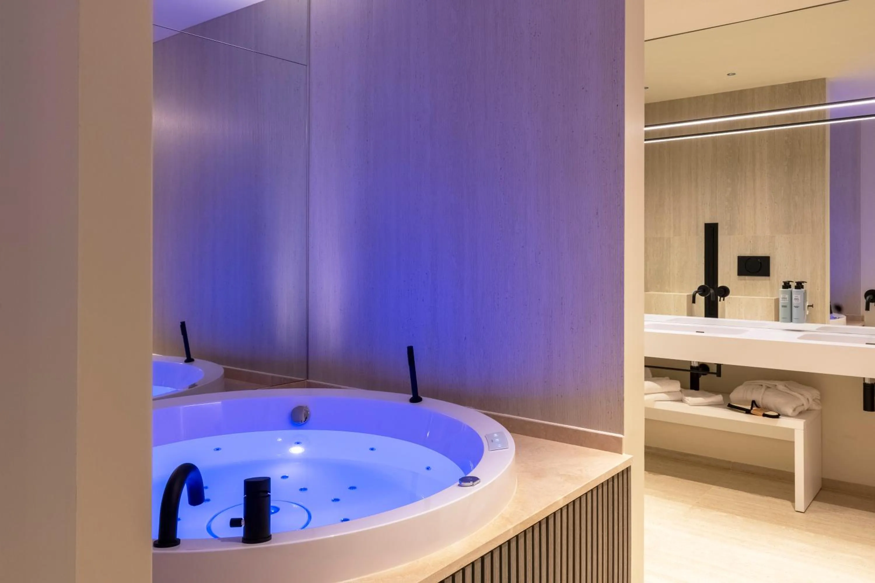 Hot Tub in International Hotel & Suite