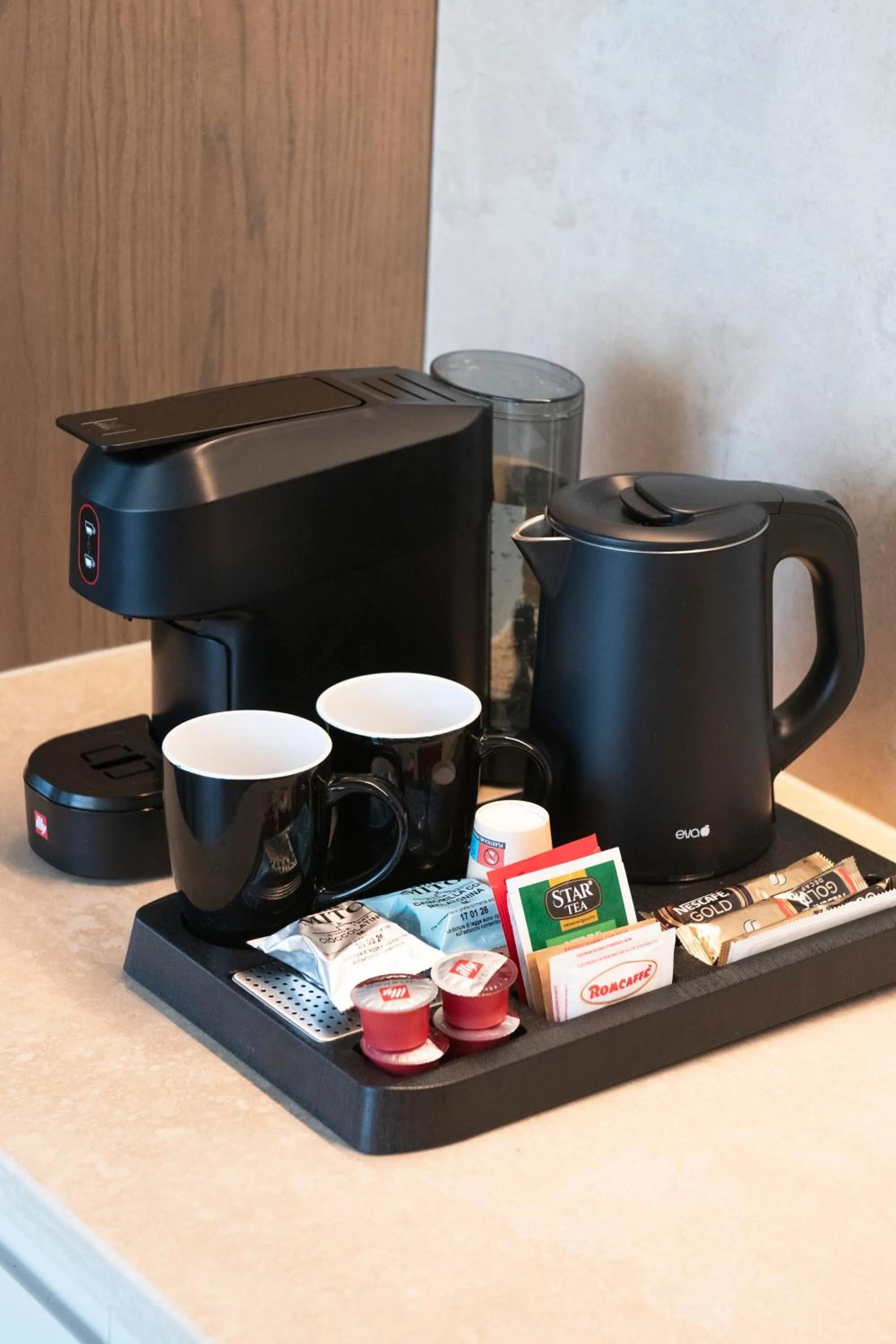Coffee/tea facilities in International Hotel & Suite