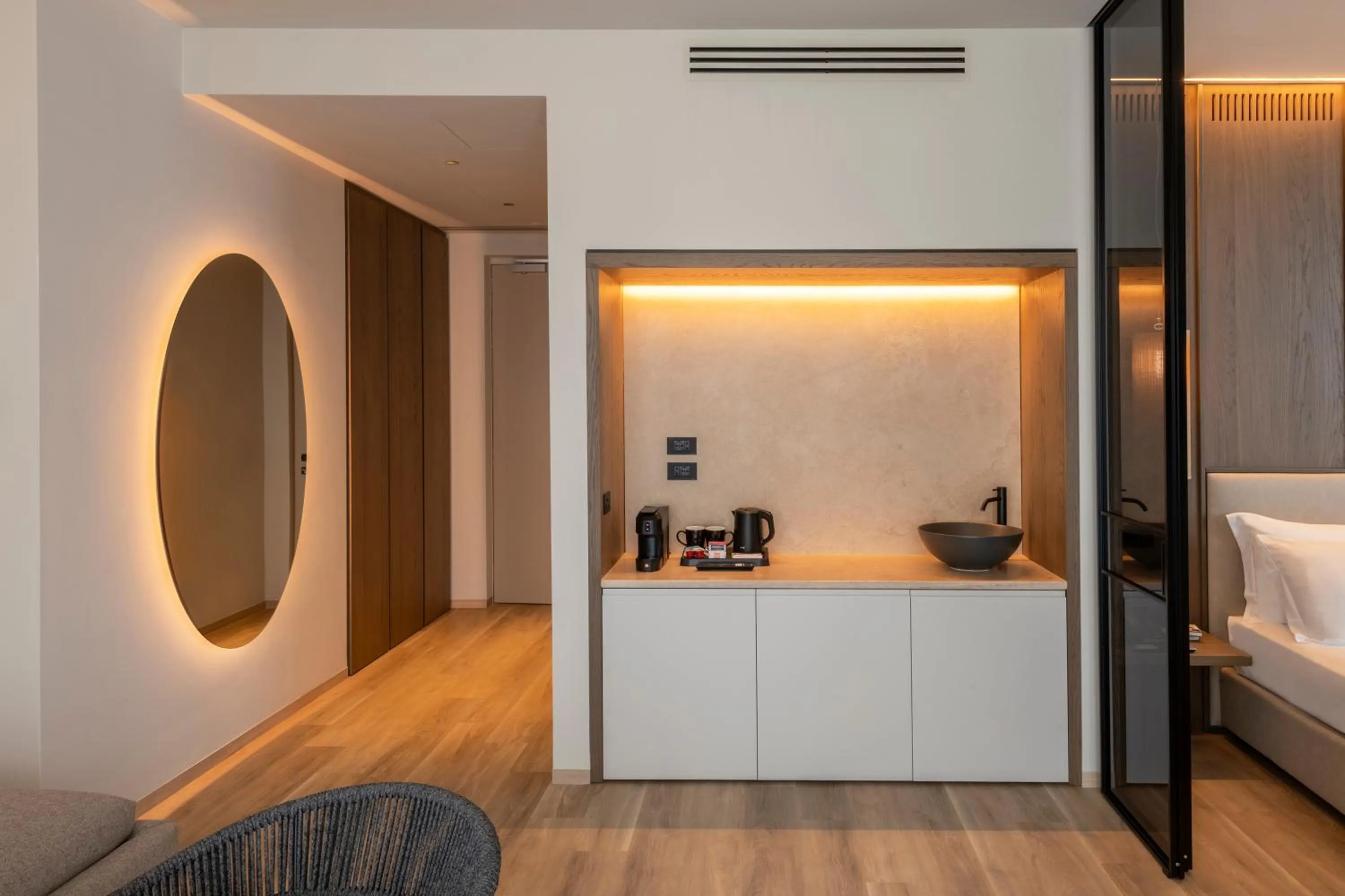 Coffee/tea facilities, Bed in International Hotel & Suite
