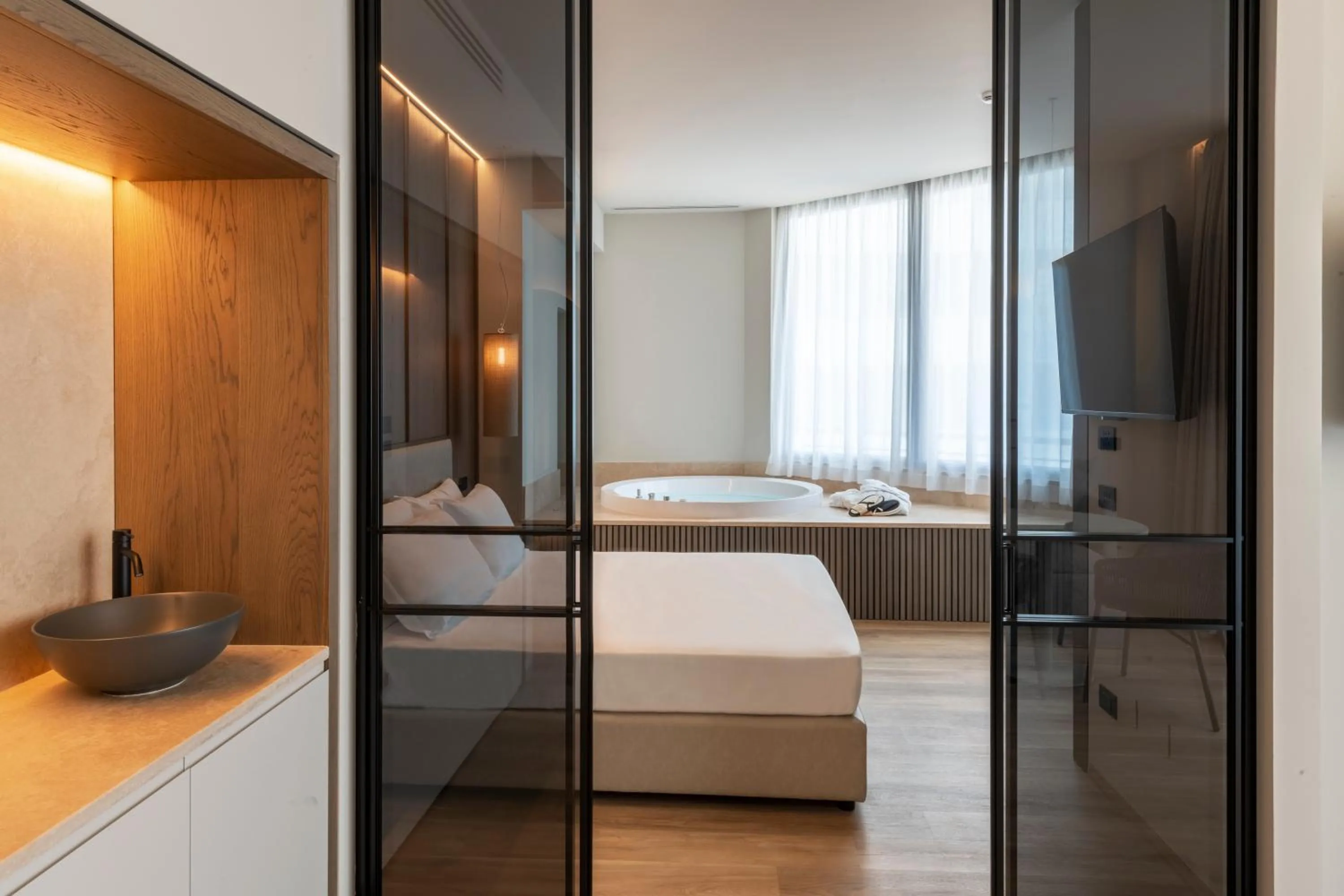 Bedroom, Bed in International Hotel & Suite