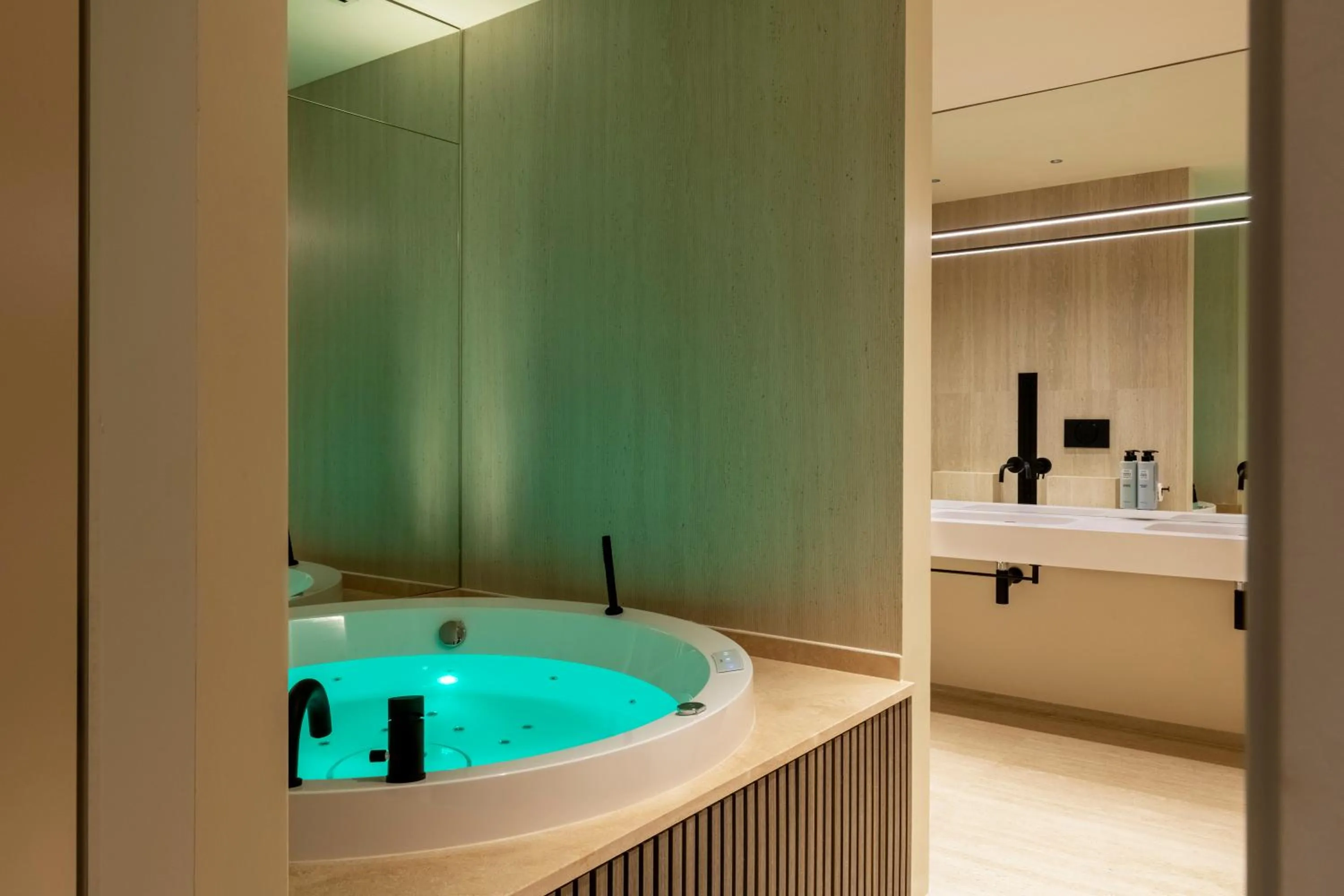 Hot Tub in International Hotel & Suite