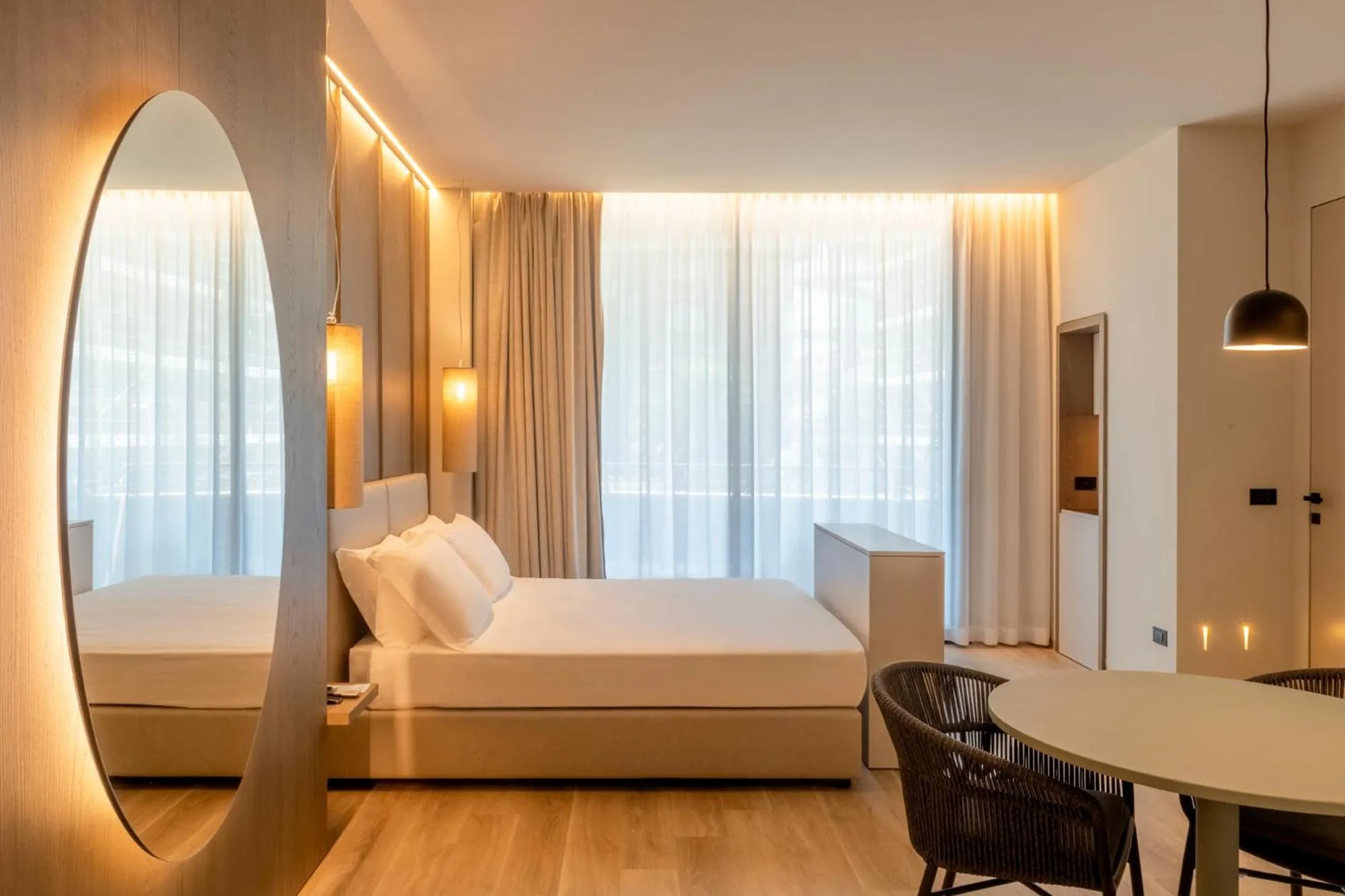 Bedroom, Bed in International Hotel & Suite