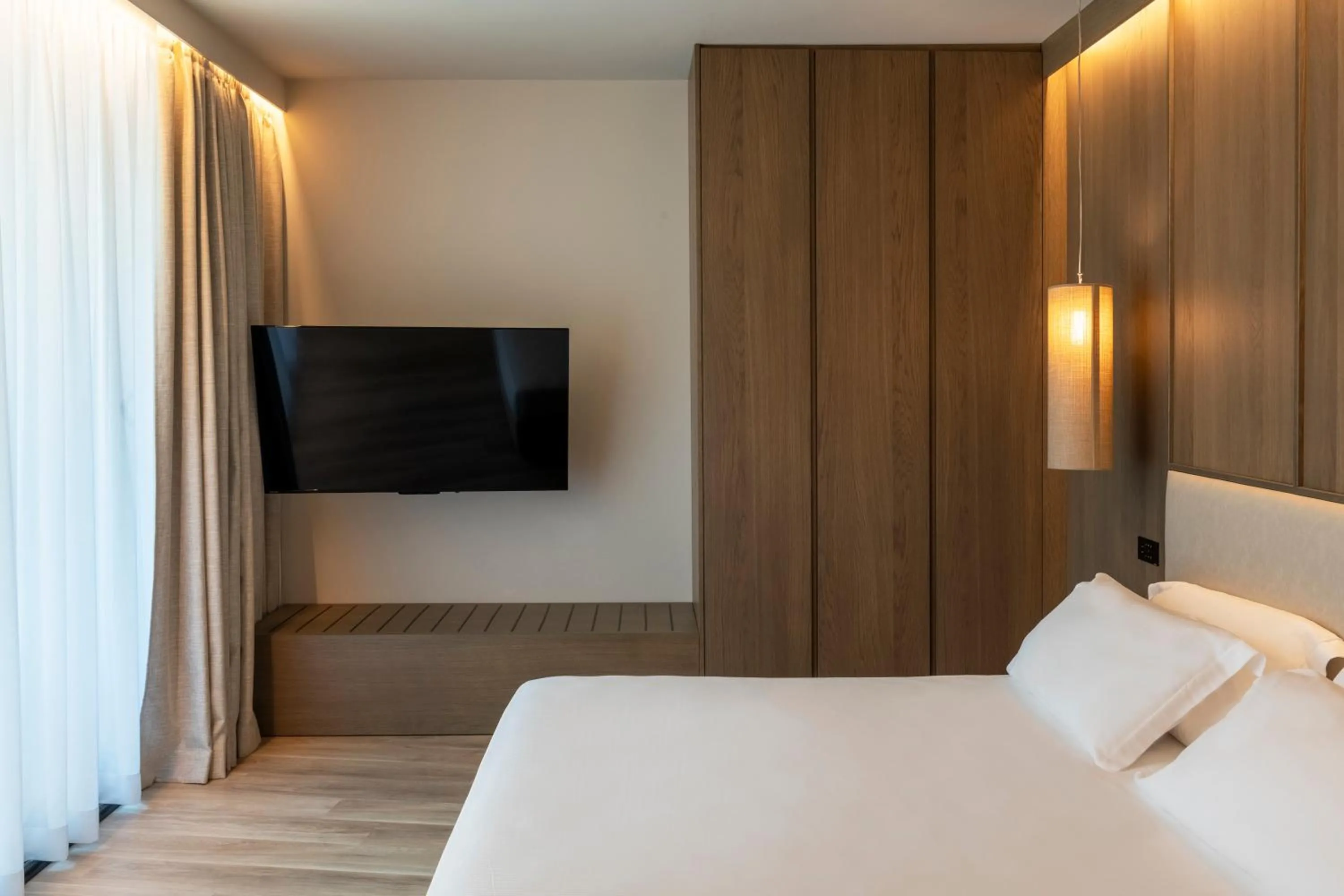 Bedroom, Bed in International Hotel & Suite