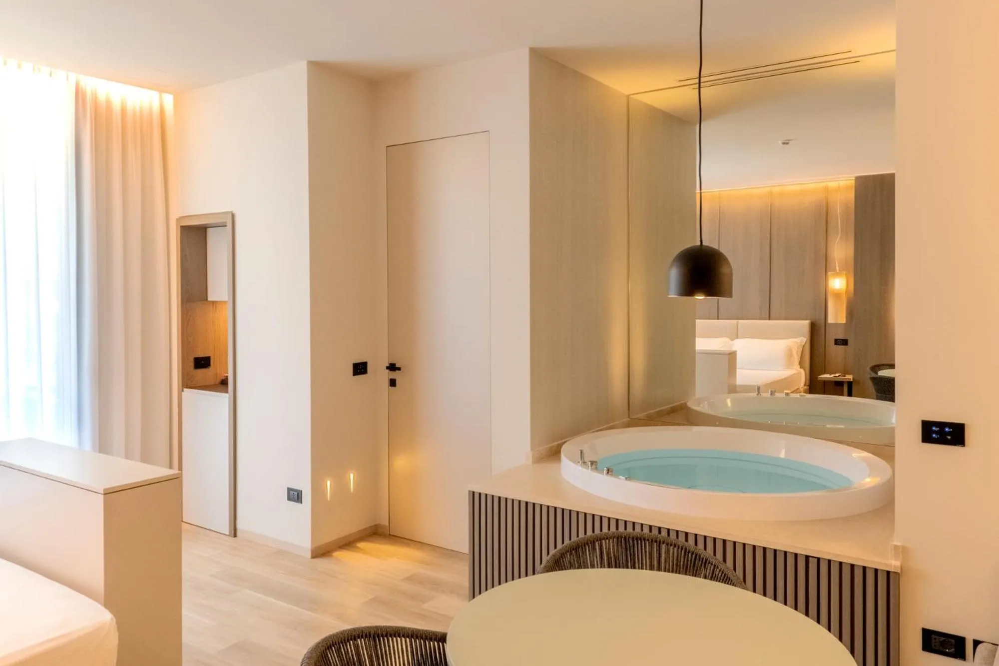 Hot Tub, Bed in International Hotel & Suite