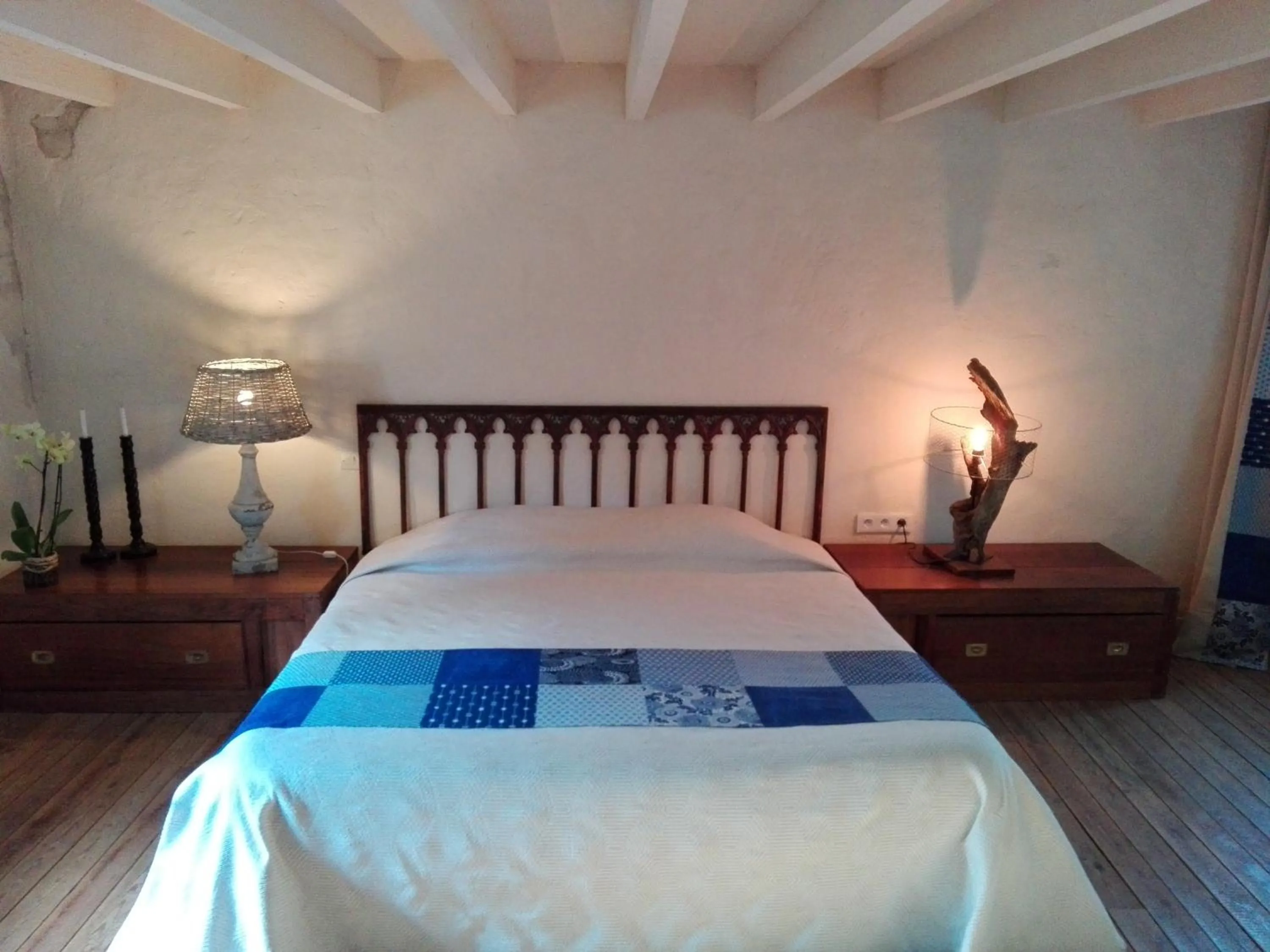 Photo of the whole room, Bed in La Motelle N 5