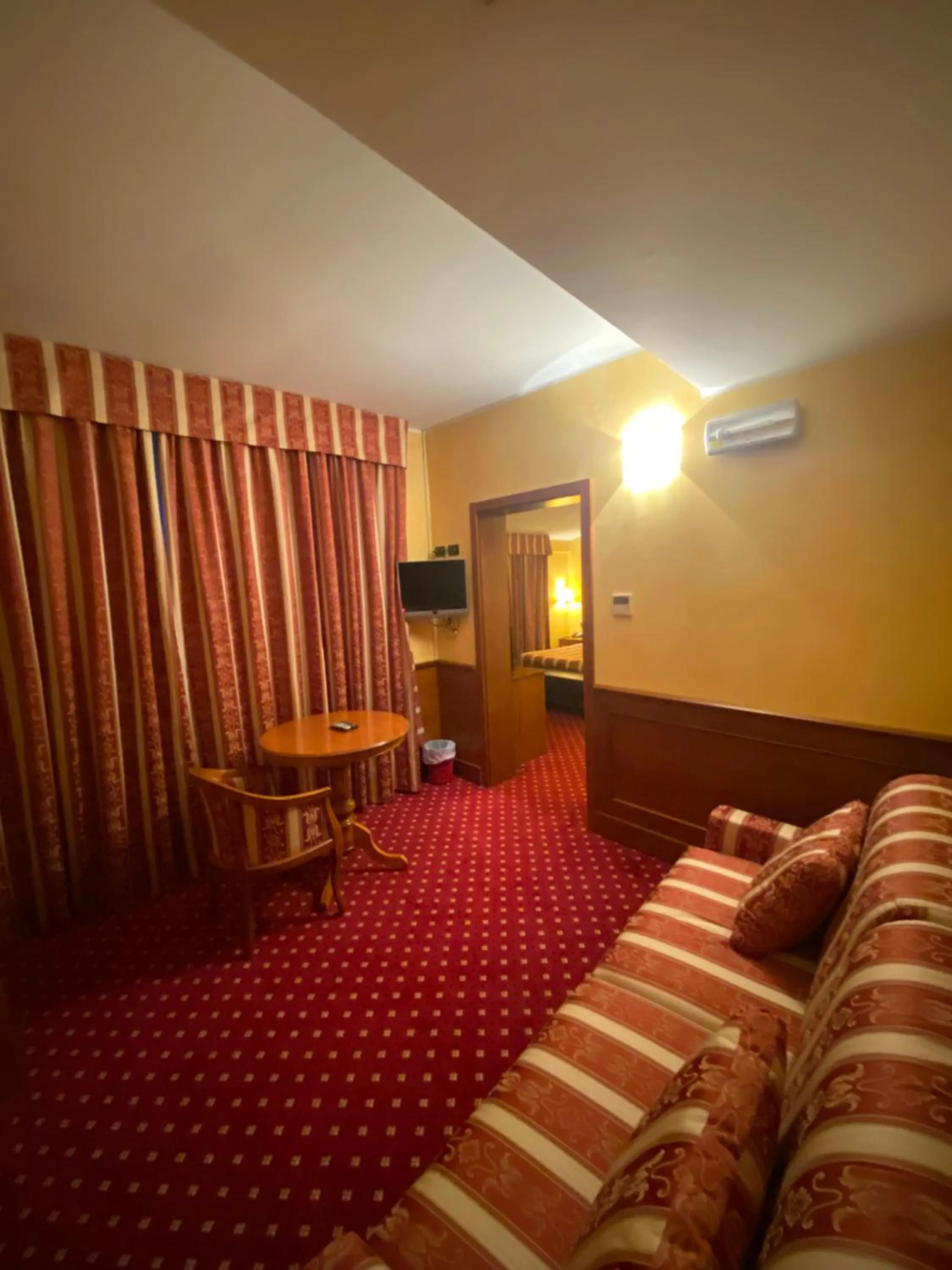 Living room, Bed in Hotel Riz B.B