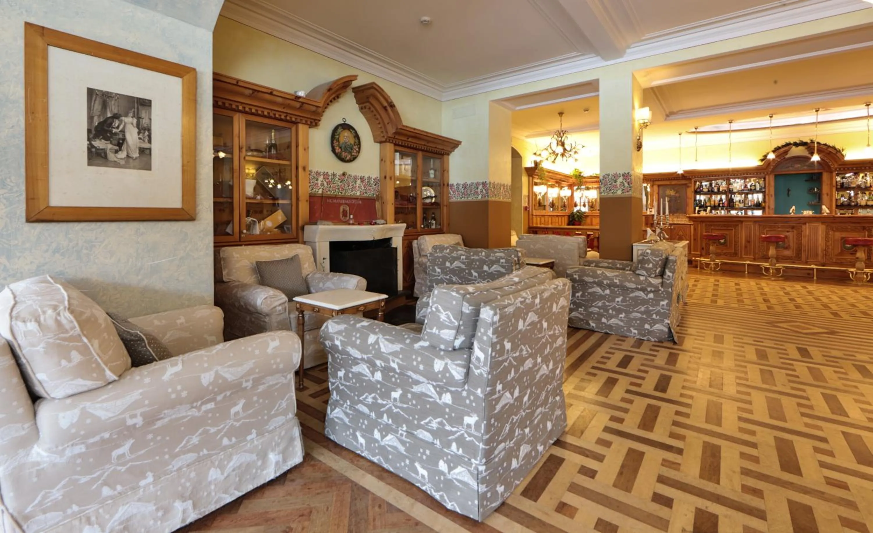 Lounge or bar in TH Madonna di Campiglio | Golf Hotel