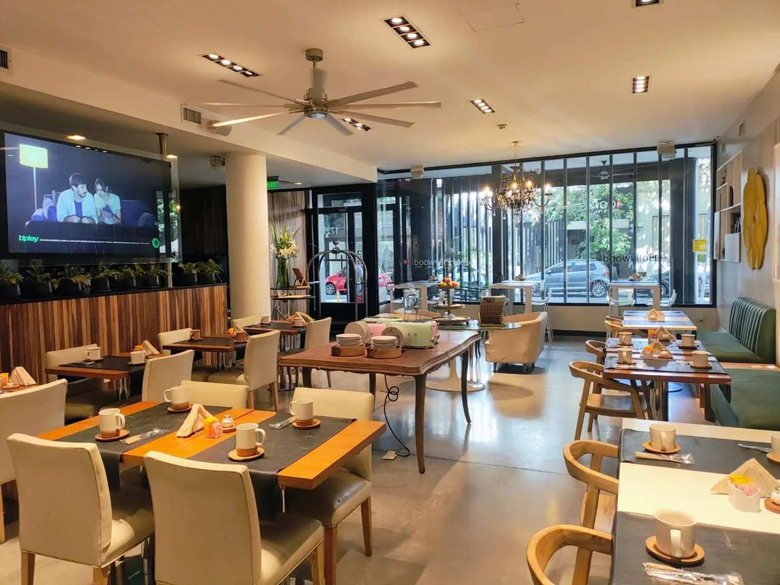 Restaurant/places to eat in Be Hollywood!