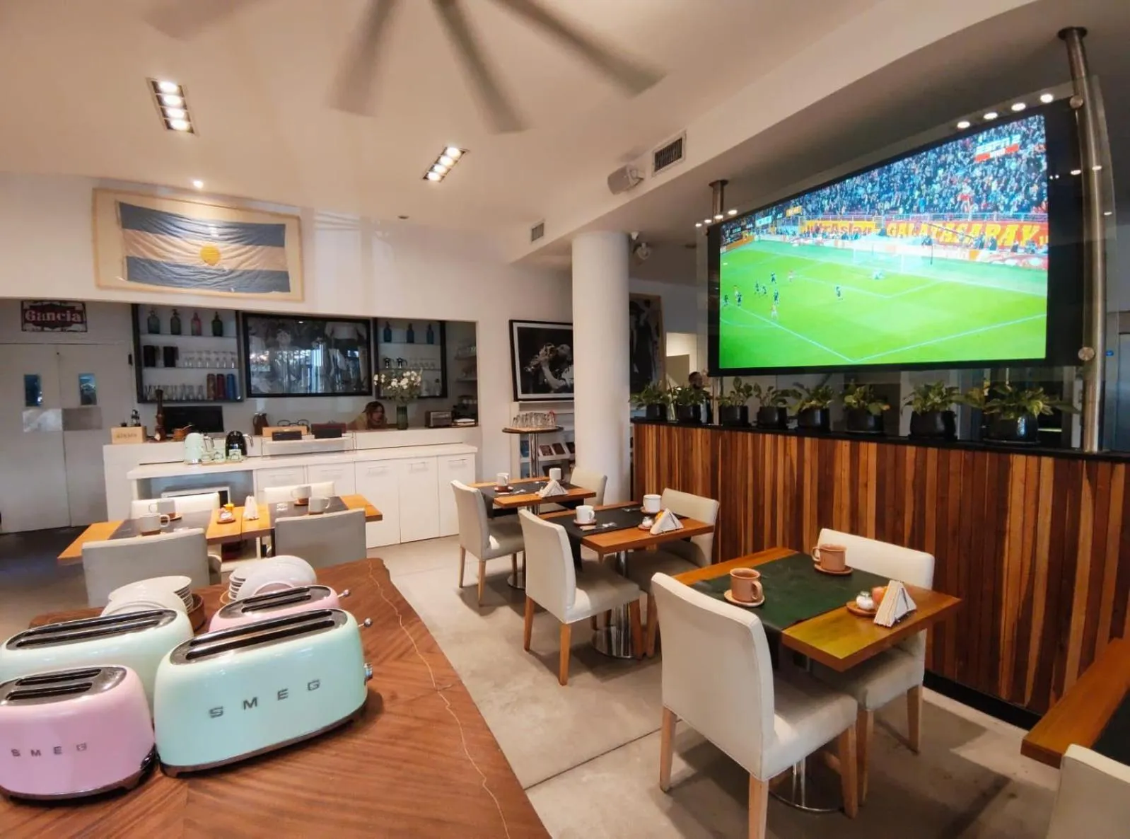 Communal lounge/ TV room in Be Hollywood!