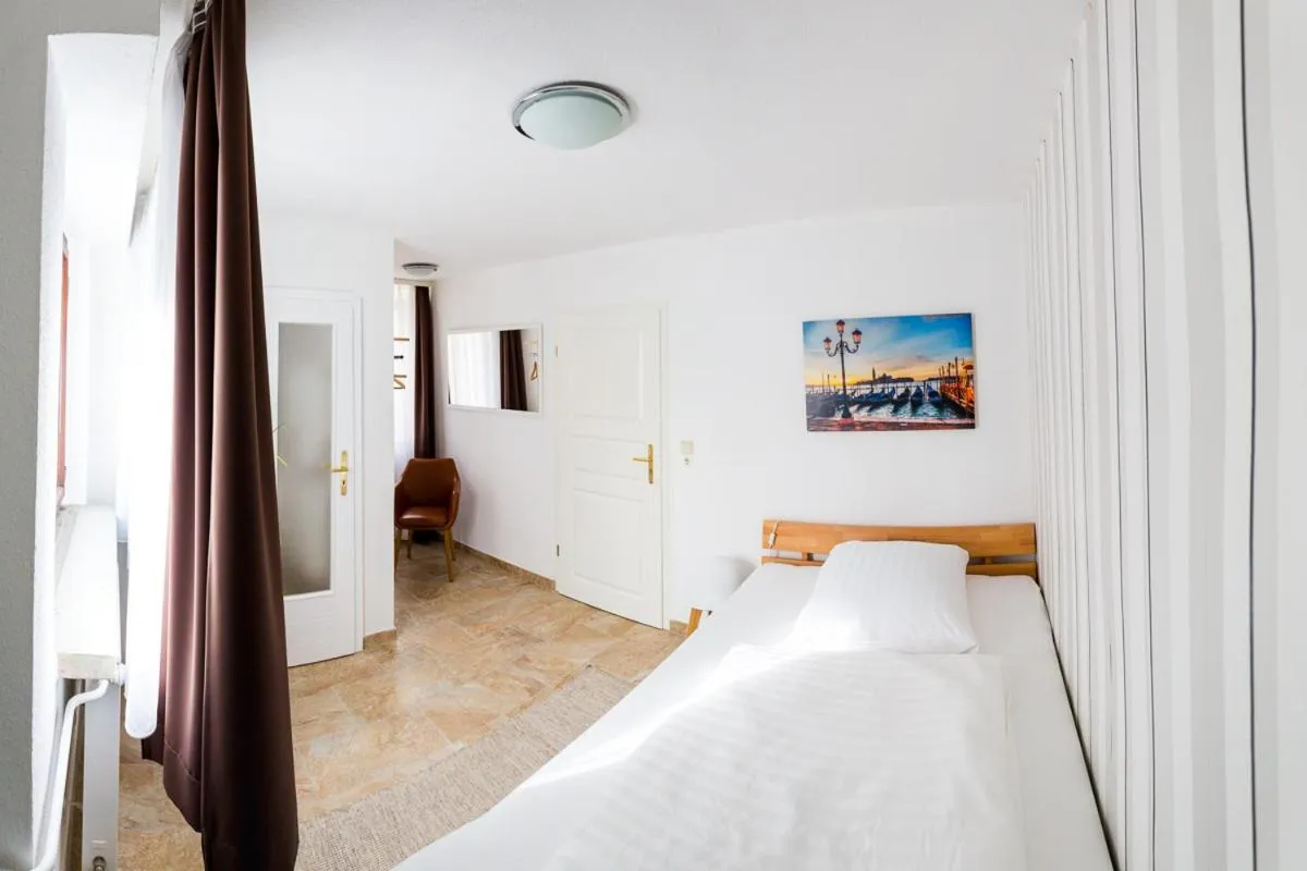 Photo of the whole room, Bed in Zur Saale