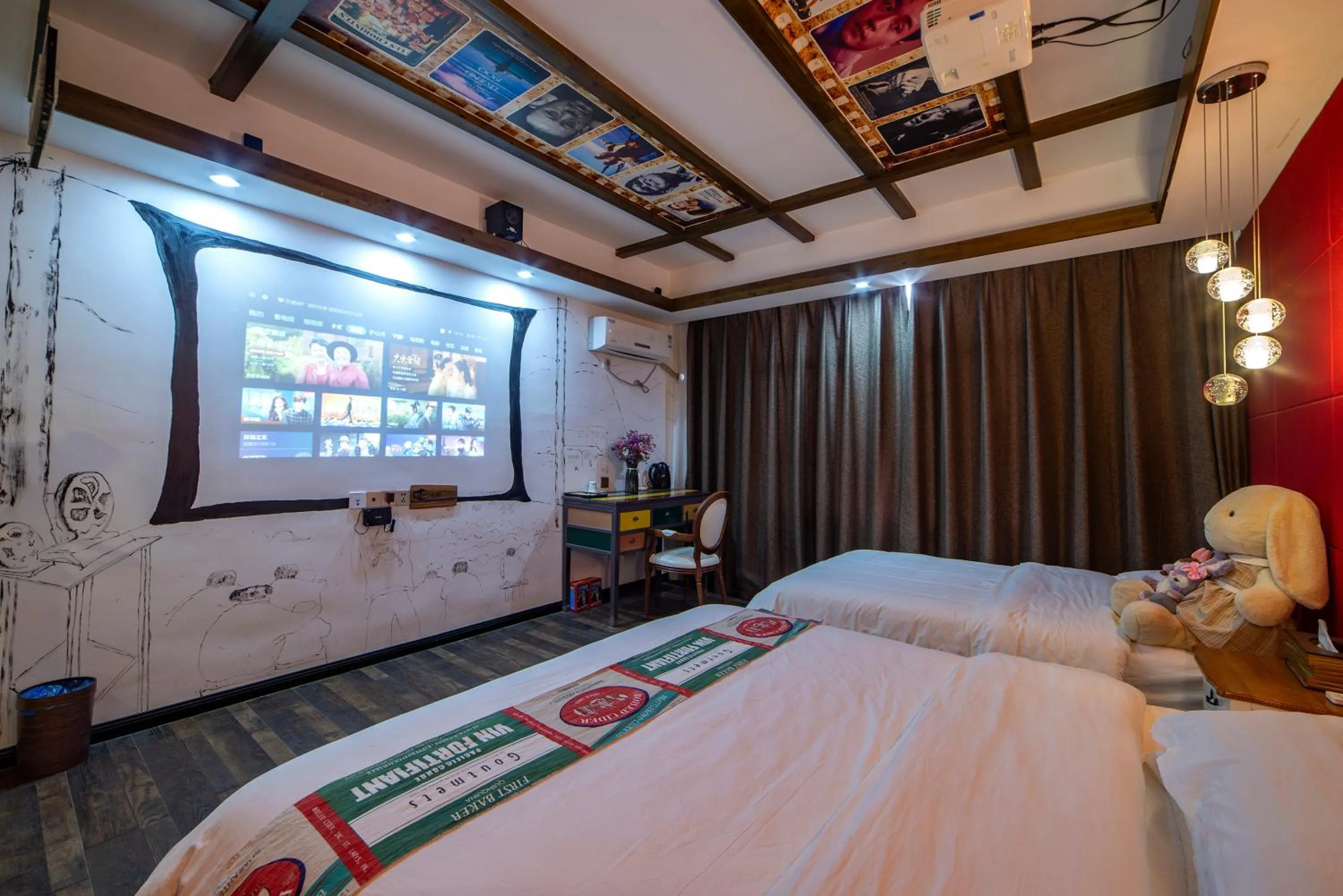 Photo of the whole room, Bed in Zhangjiajie Nanfang Yinan Hotel