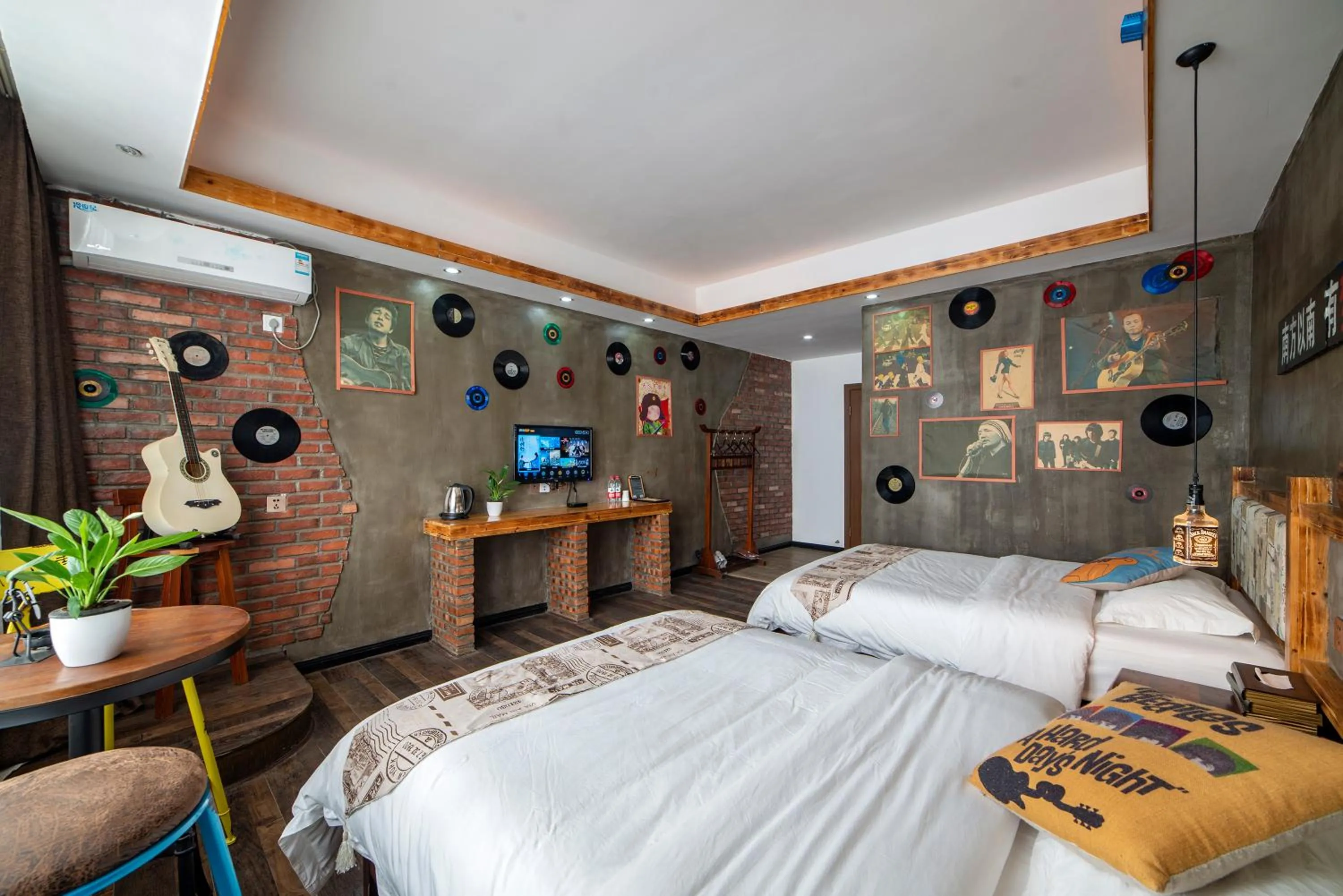 Photo of the whole room, Bed in Zhangjiajie Nanfang Yinan Hotel