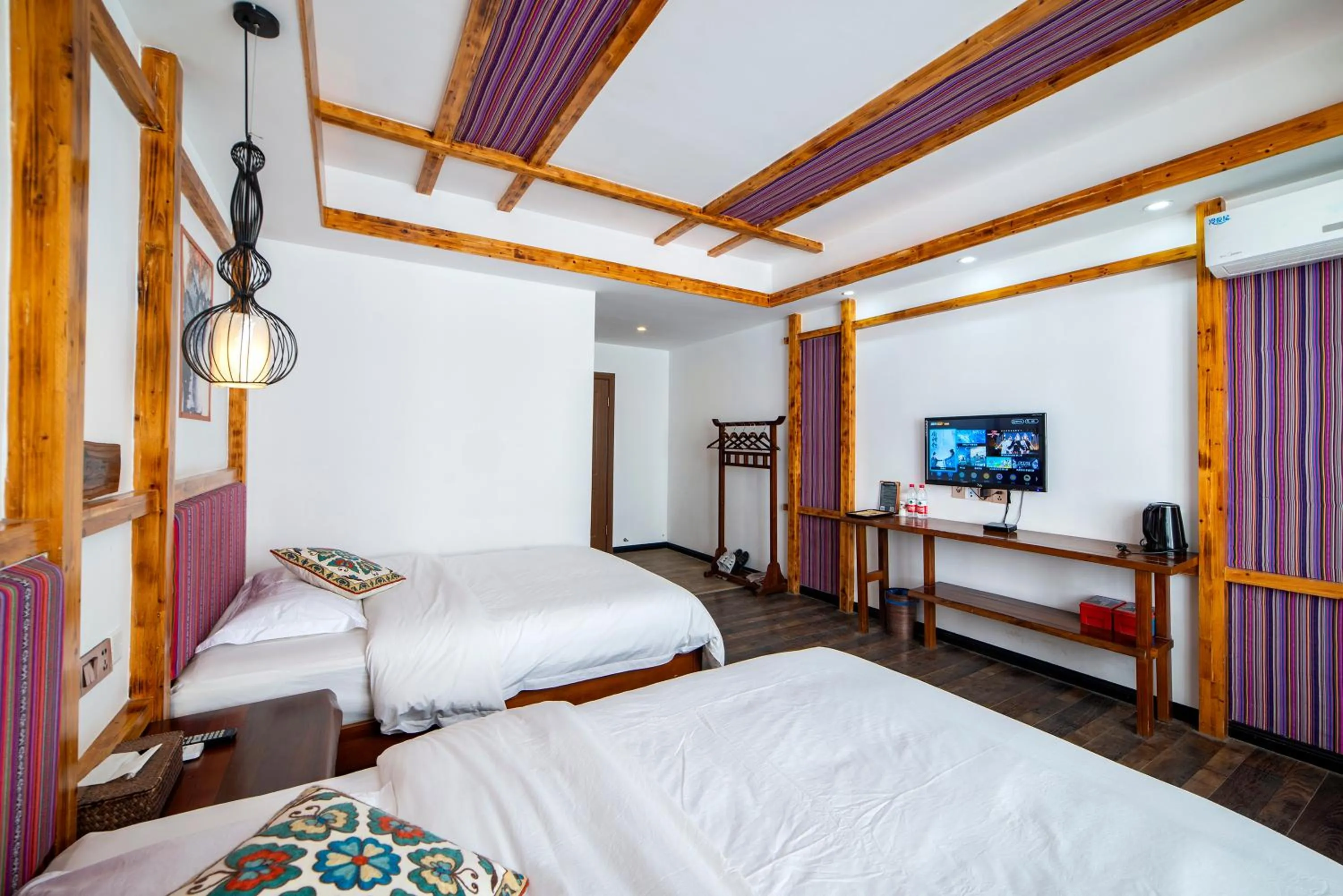 Photo of the whole room, Bed in Zhangjiajie Nanfang Yinan Hotel