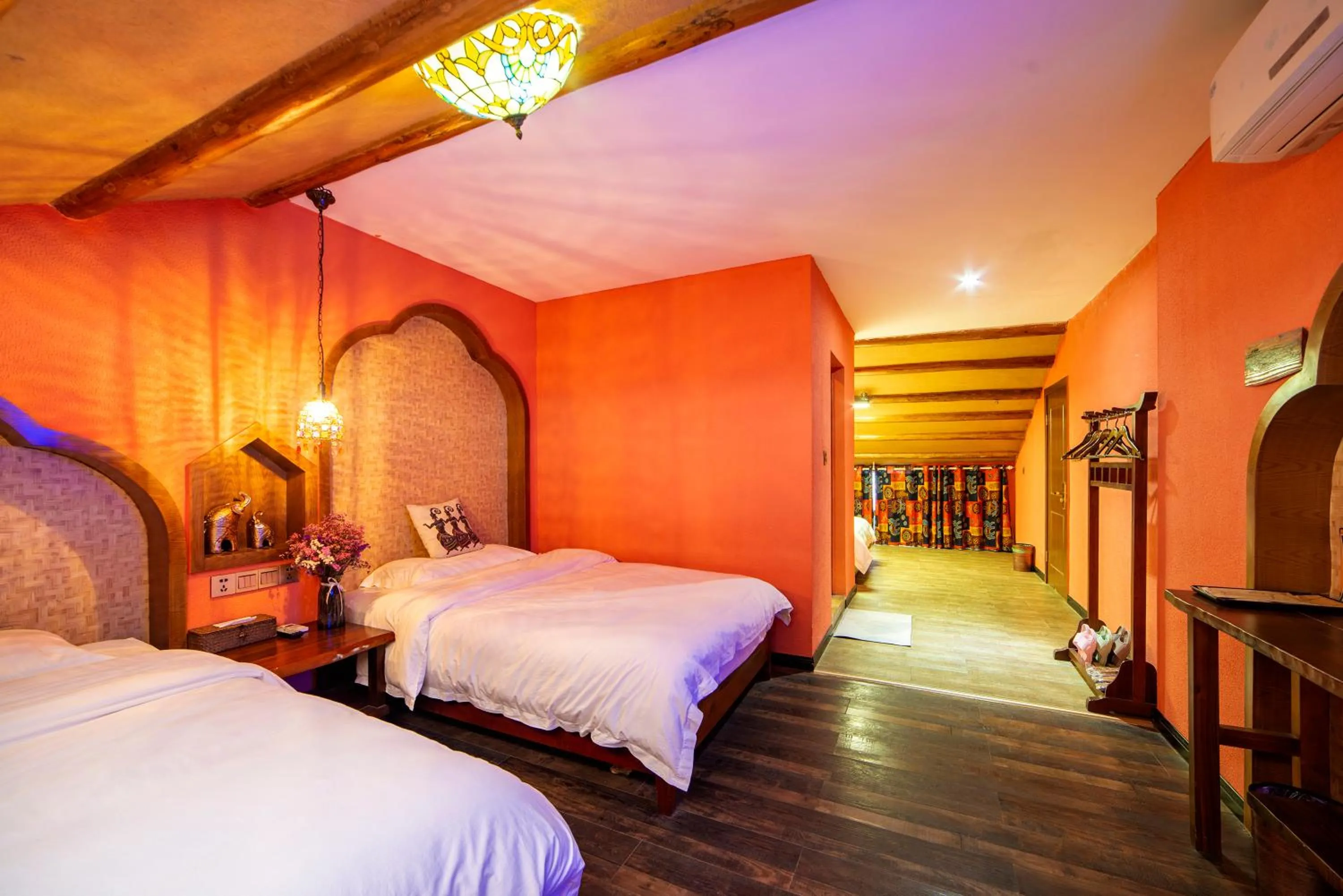 Photo of the whole room, Bed in Zhangjiajie Nanfang Yinan Hotel