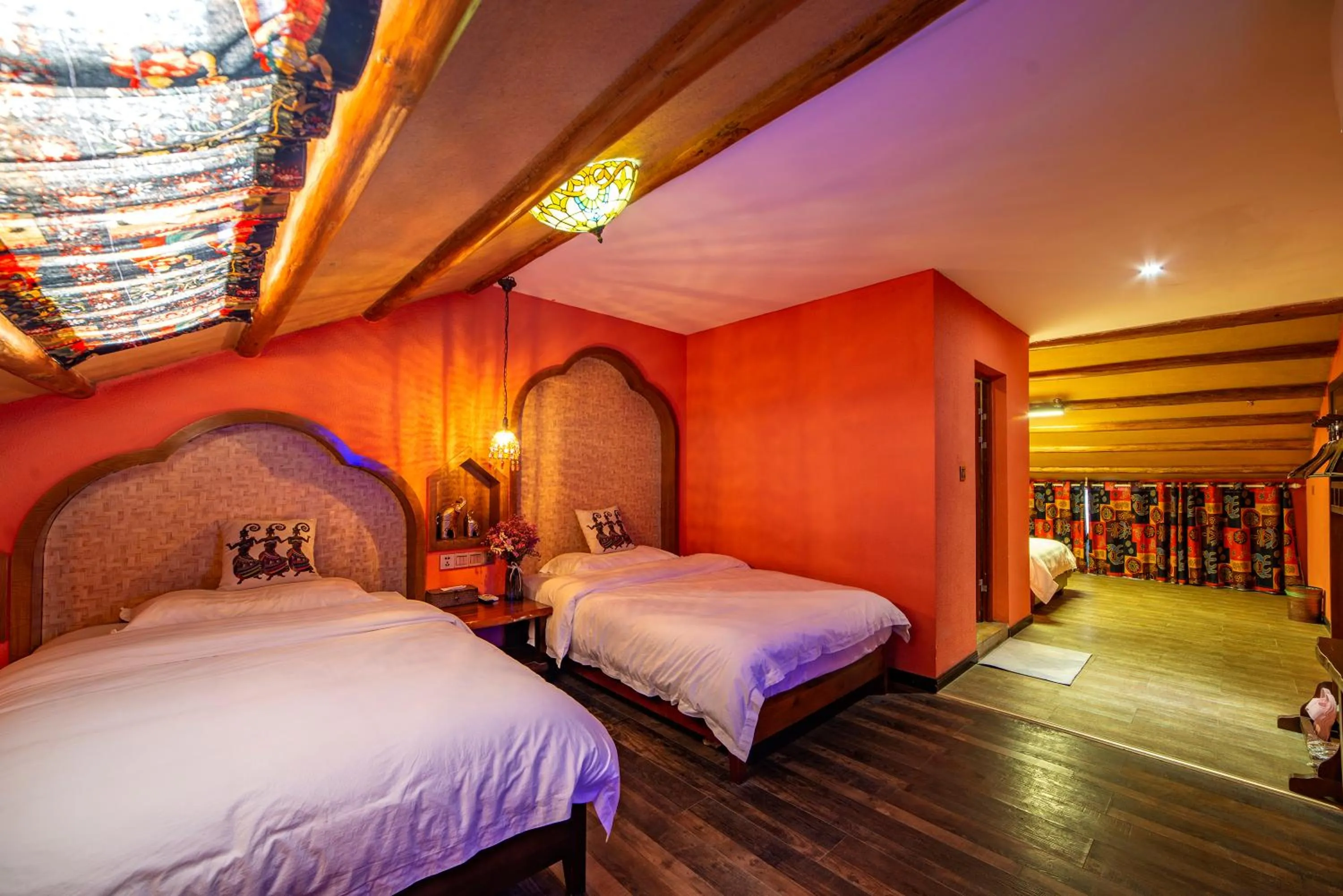 Photo of the whole room, Bed in Zhangjiajie Nanfang Yinan Hotel