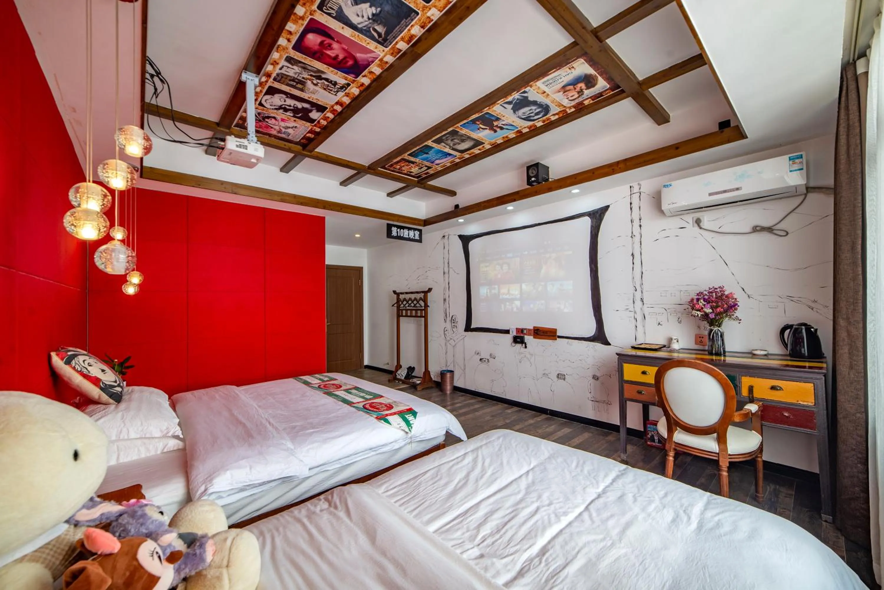 Photo of the whole room, Bed in Zhangjiajie Nanfang Yinan Hotel