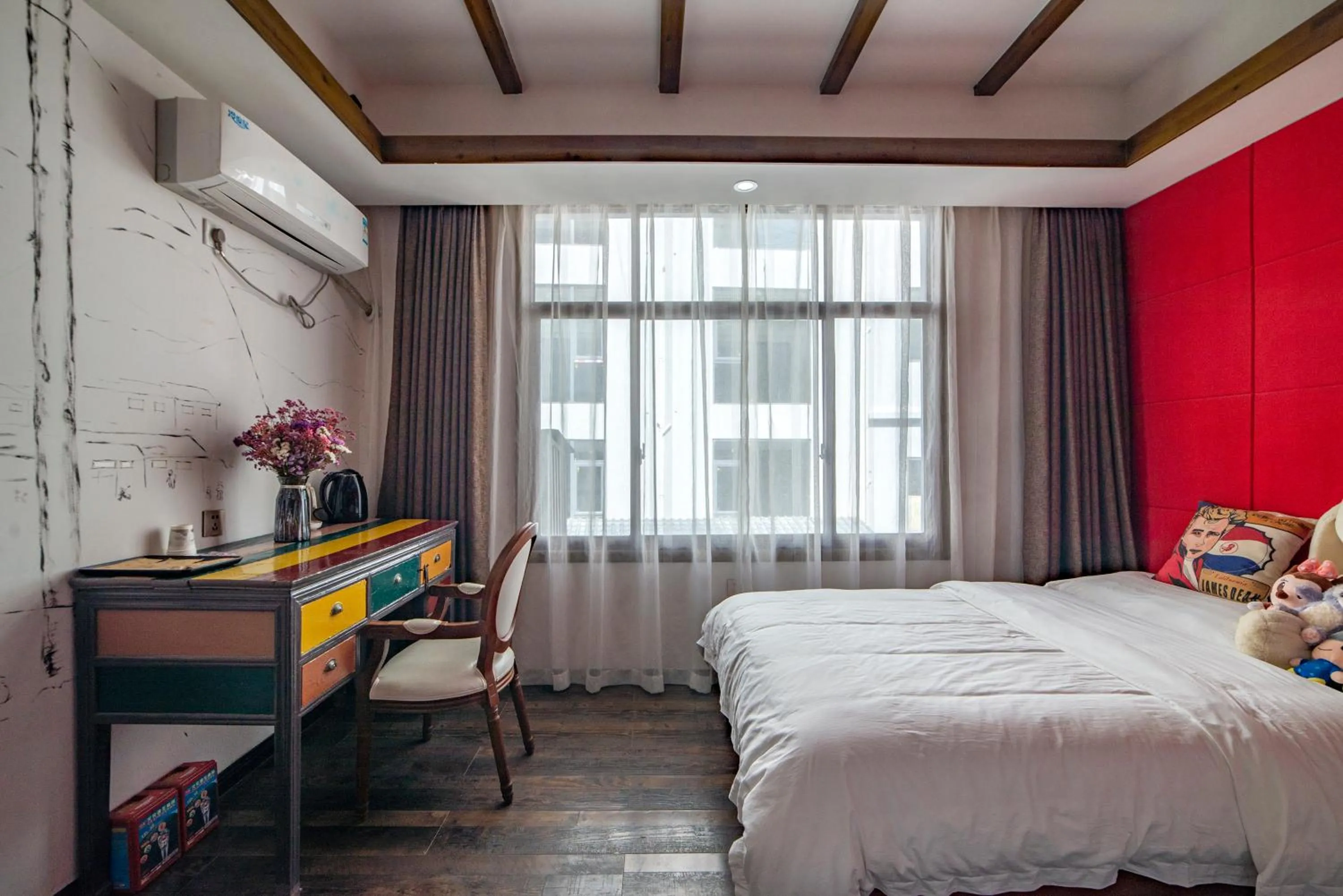 Photo of the whole room, Bed in Zhangjiajie Nanfang Yinan Hotel