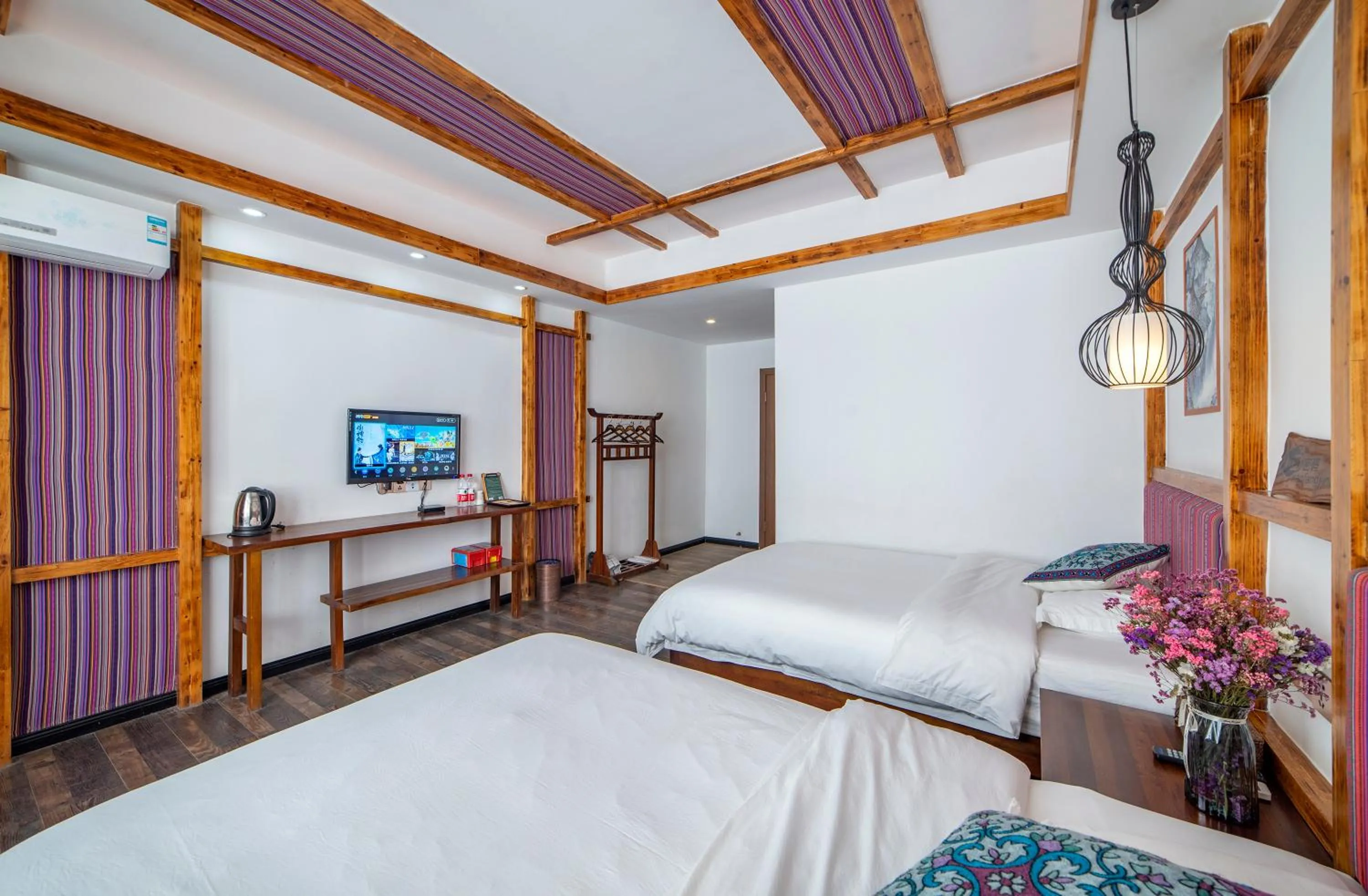 Photo of the whole room, Bed in Zhangjiajie Nanfang Yinan Hotel