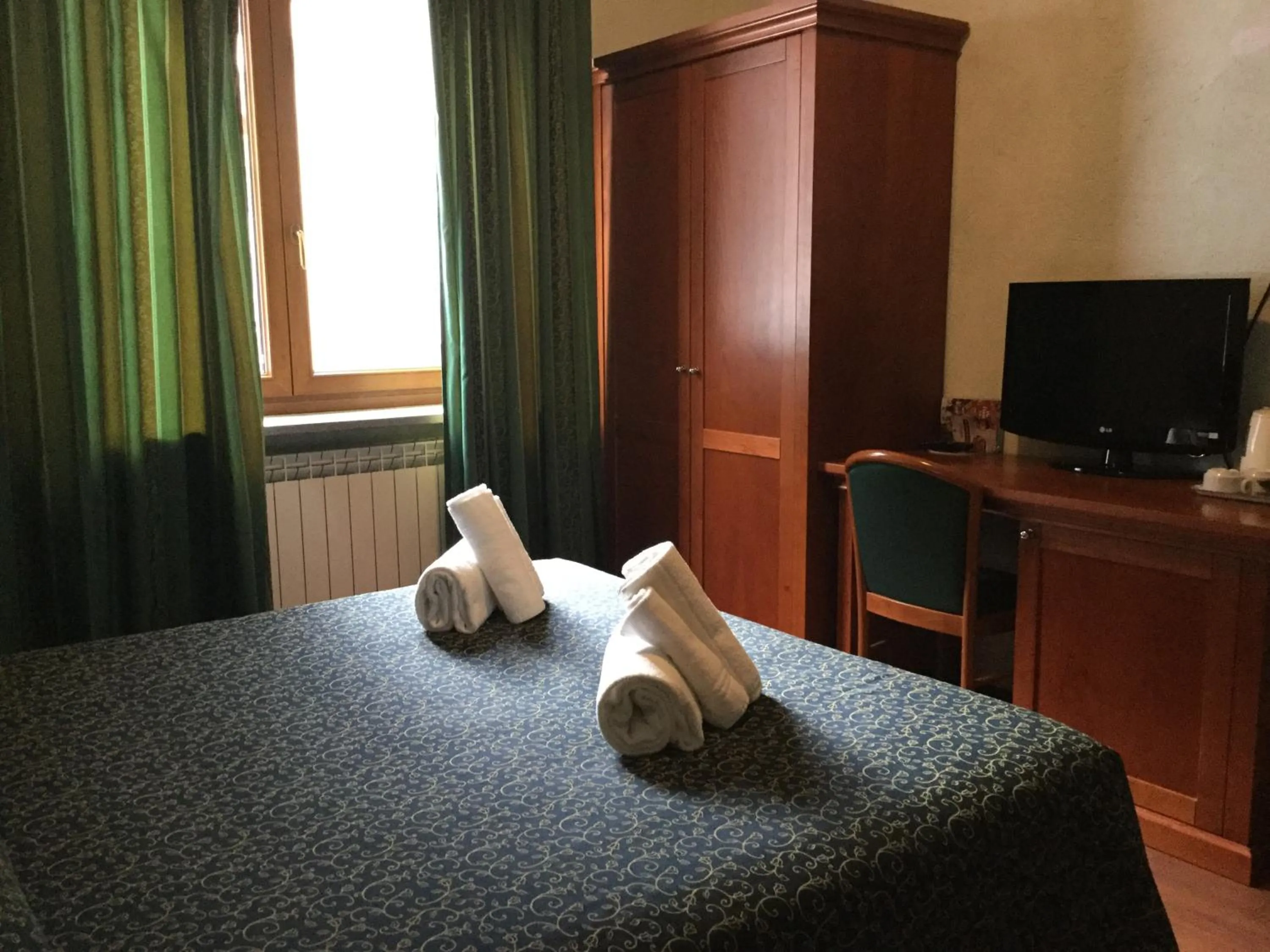 Coffee/tea facilities, Bed in Hotel Clari