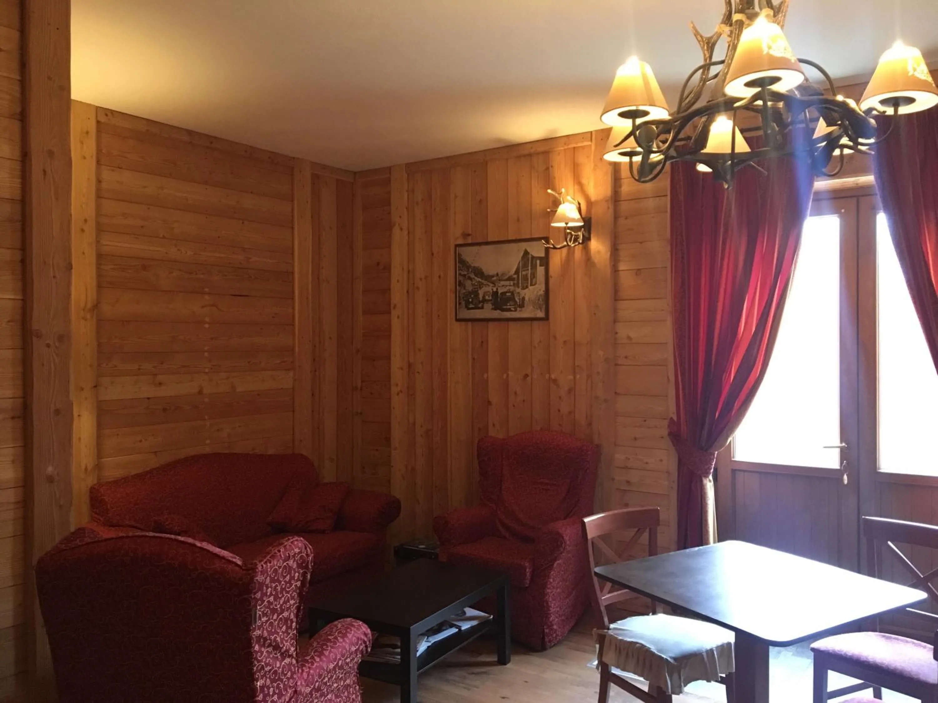 Communal lounge/ TV room in Hotel Clari