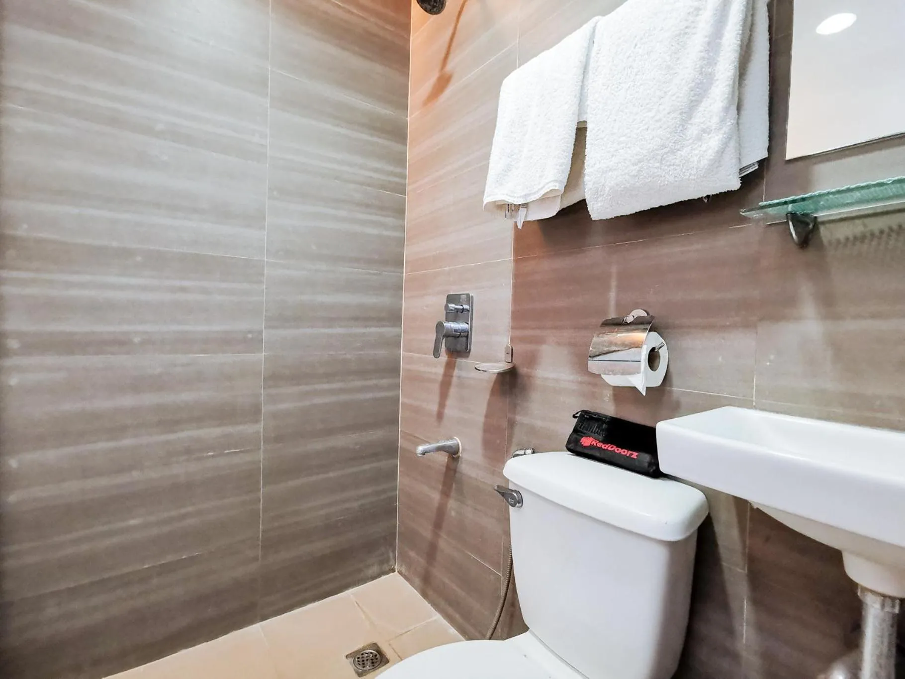 Shower in RedDoorz near Trade School Gensan