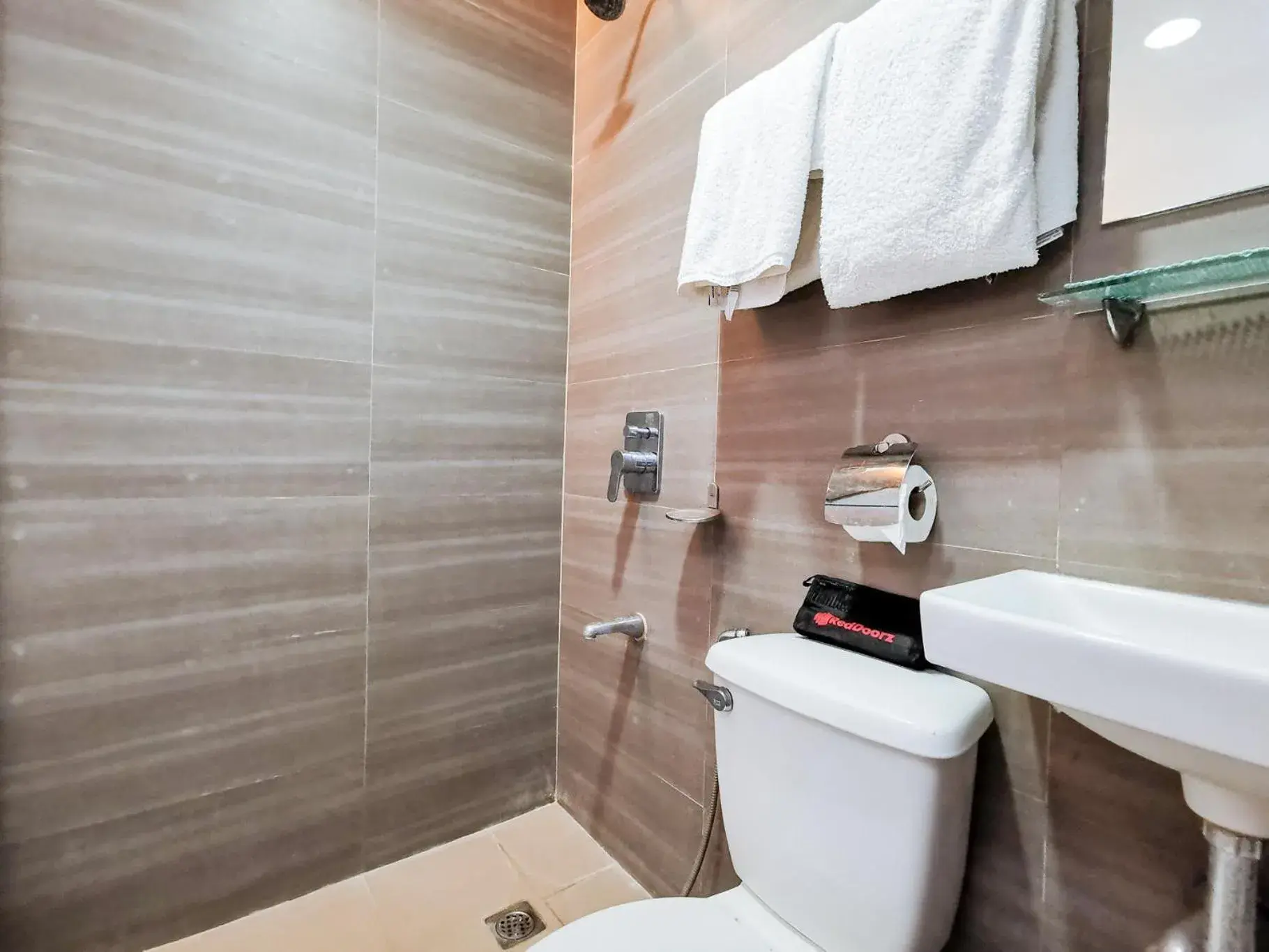 Shower in RedDoorz near Trade School Gensan Shower in RedDoorz near Trade School Gensan