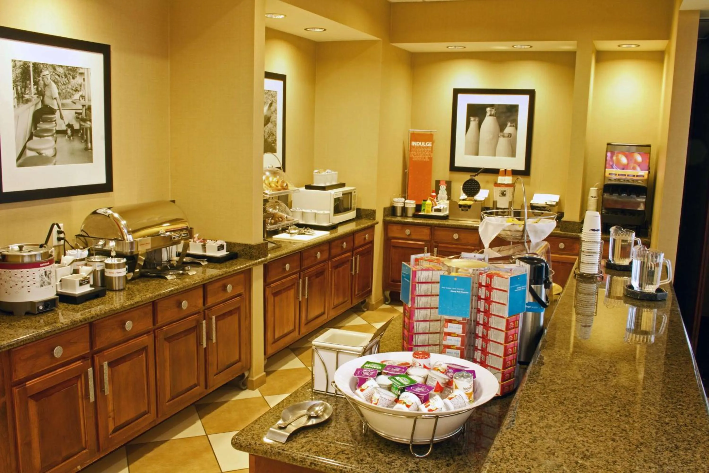 Dining area in Hampton Inn & Suites Chesapeake-Battlefield Boulevard
