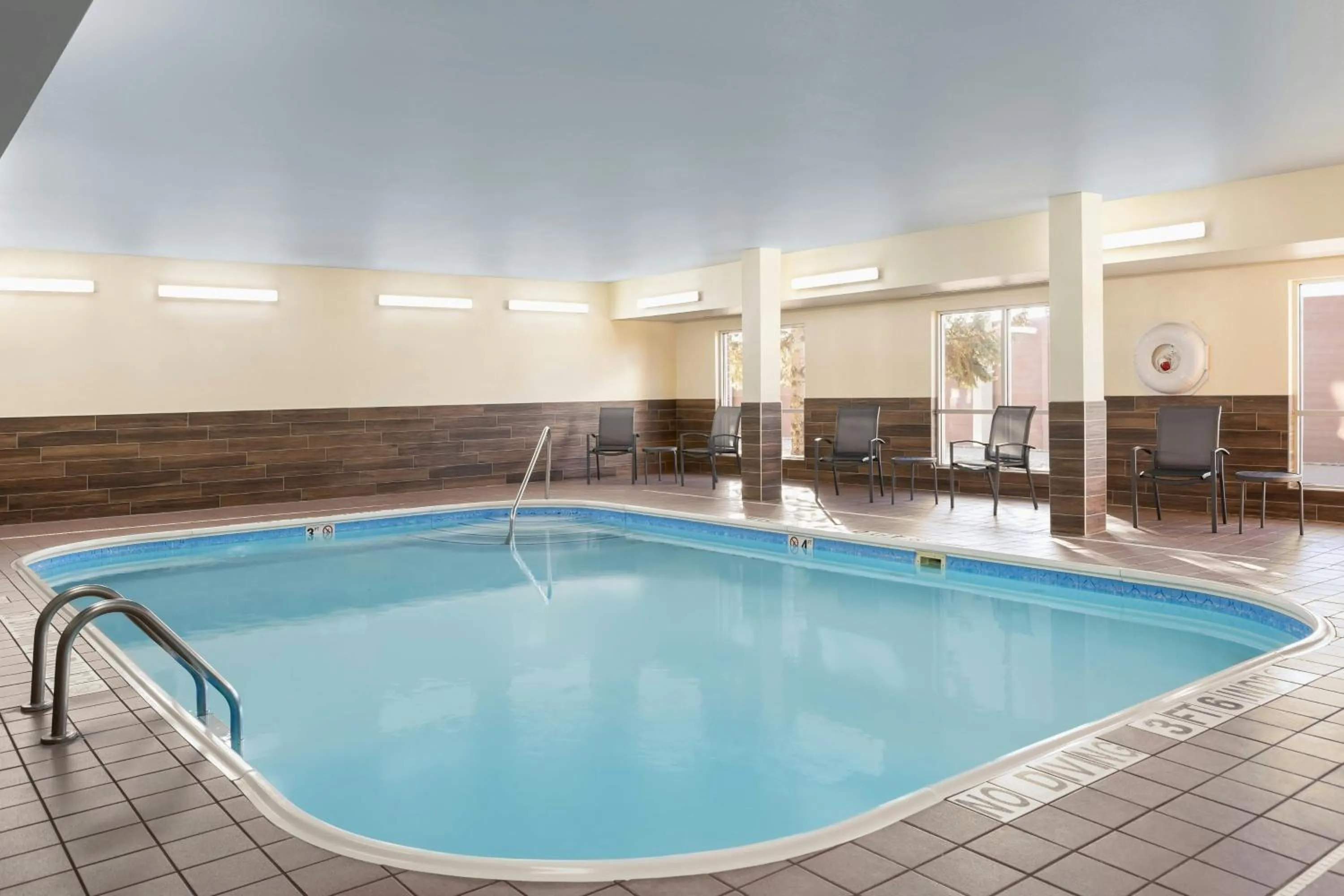 Swimming pool in Fairfield Inn & Suites Minneapolis St. Paul/Roseville